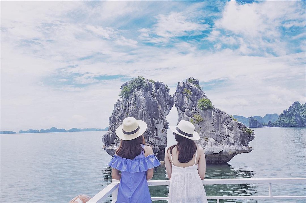 Vịnh Hạ Long và một số điểm du lịch nổi tiếng tại Quảng Ninh bắt đầu hoạt động trở lại - Ảnh 1.