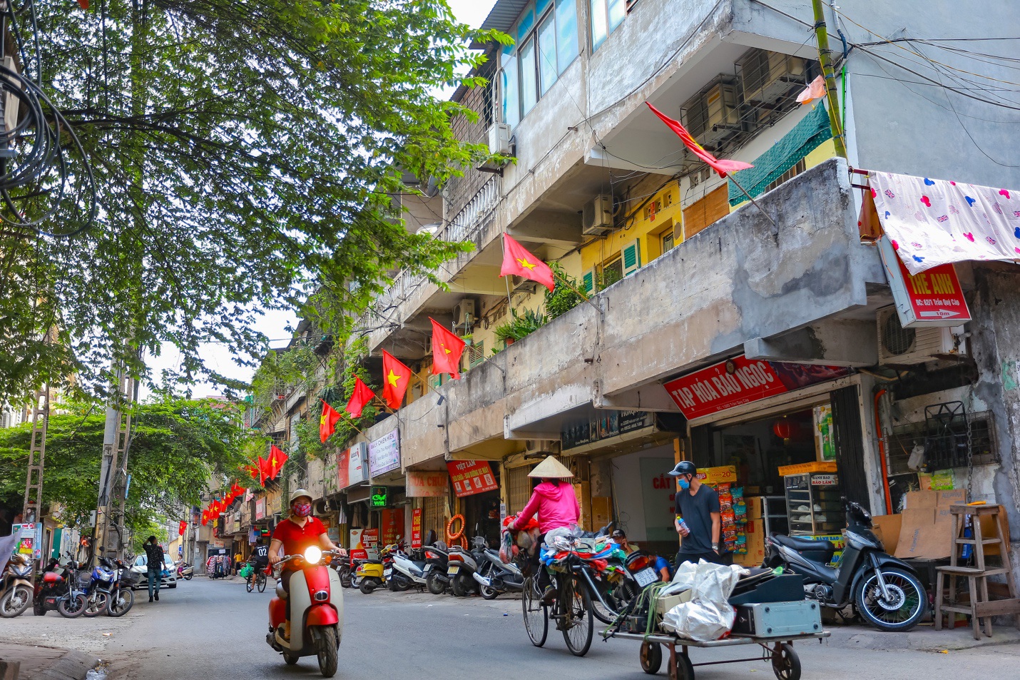Cao ốc ở Hà Nội đồng loạt 'nhuộm kín' cờ Tổ quốc chào mừng lễ 30/4-1/5 - Ảnh 2. Cao ốc ở Hà Nội đồng loạt 'nhuộm kín' cờ Tổ quốc chào mừng lễ 30/4-1/5 - Ảnh 2.