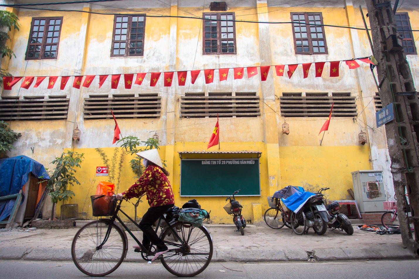 Cao ốc ở Hà Nội đồng loạt 'nhuộm kín' cờ Tổ quốc chào mừng lễ 30/4-1/5 - Ảnh 4. Cao ốc ở Hà Nội đồng loạt 'nhuộm kín' cờ Tổ quốc chào mừng lễ 30/4-1/5 - Ảnh 4.