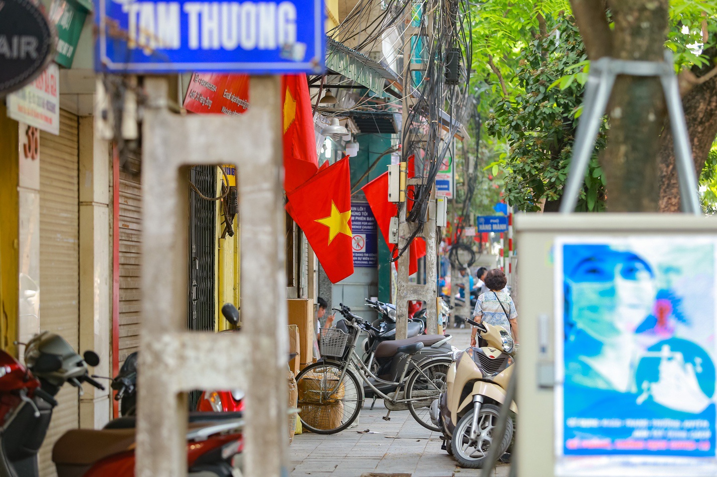 Cao ốc ở Hà Nội đồng loạt 'nhuộm kín' cờ Tổ quốc chào mừng lễ 30/4-1/5 - Ảnh 5. Cao ốc ở Hà Nội đồng loạt 'nhuộm kín' cờ Tổ quốc chào mừng lễ 30/4-1/5 - Ảnh 5.