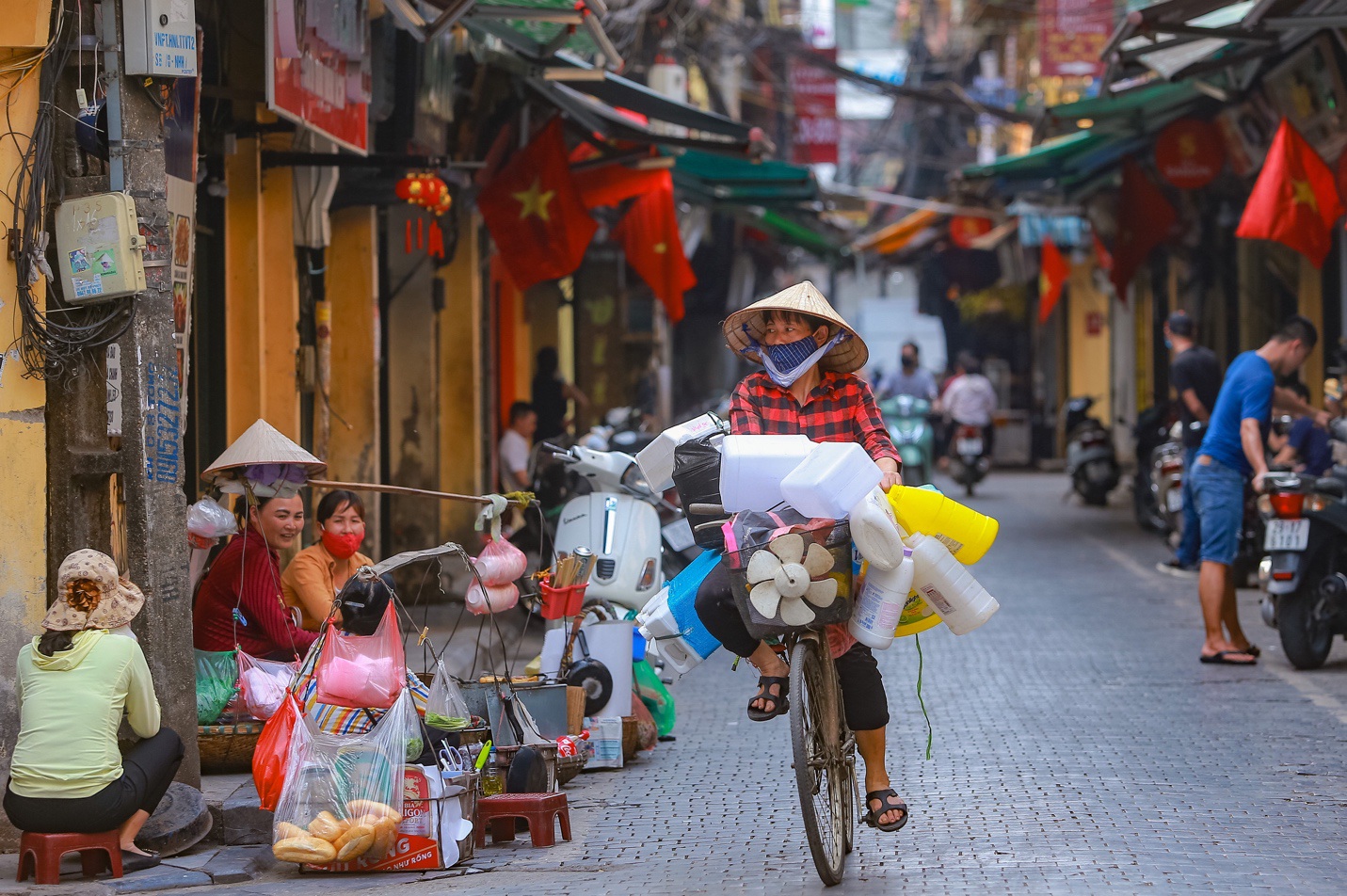 Cao ốc ở Hà Nội đồng loạt 'nhuộm kín' cờ Tổ quốc chào mừng lễ 30/4-1/5 - Ảnh 7. Cao ốc ở Hà Nội đồng loạt 'nhuộm kín' cờ Tổ quốc chào mừng lễ 30/4-1/5 - Ảnh 7.
