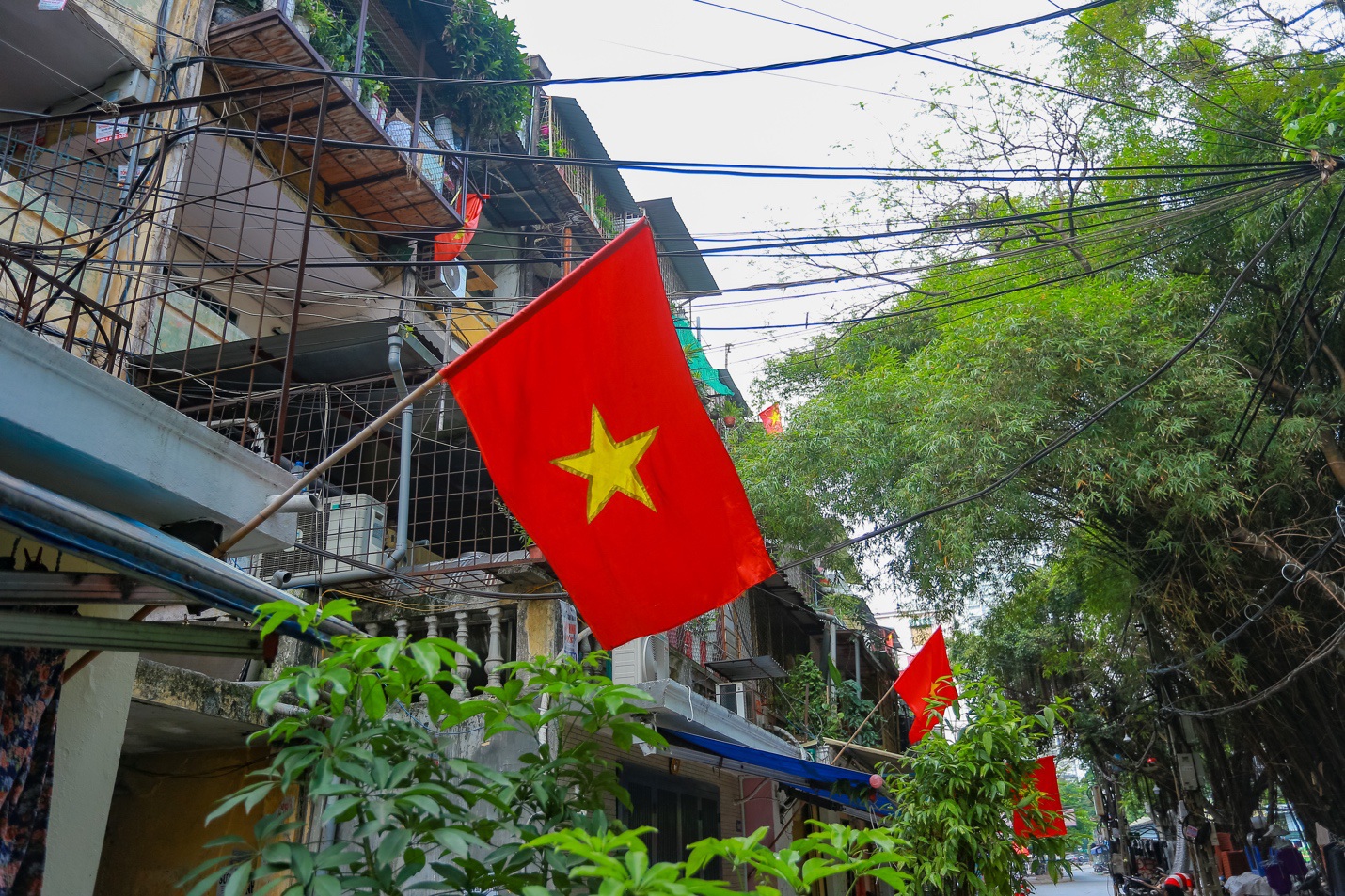 Cao ốc ở Hà Nội đồng loạt 'nhuộm kín' cờ Tổ quốc chào mừng lễ 30/4-1/5 - Ảnh 9. Cao ốc ở Hà Nội đồng loạt 'nhuộm kín' cờ Tổ quốc chào mừng lễ 30/4-1/5 - Ảnh 9.