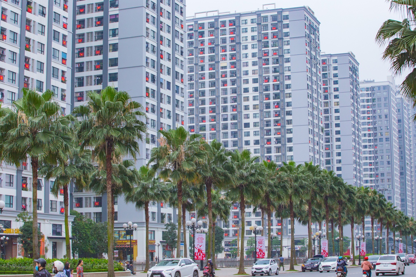 Cao ốc ở Hà Nội đồng loạt 'nhuộm kín' cờ Tổ quốc chào mừng lễ 30/4-1/5 - Ảnh 13. Cao ốc ở Hà Nội đồng loạt 'nhuộm kín' cờ Tổ quốc chào mừng lễ 30/4-1/5 - Ảnh 13.
