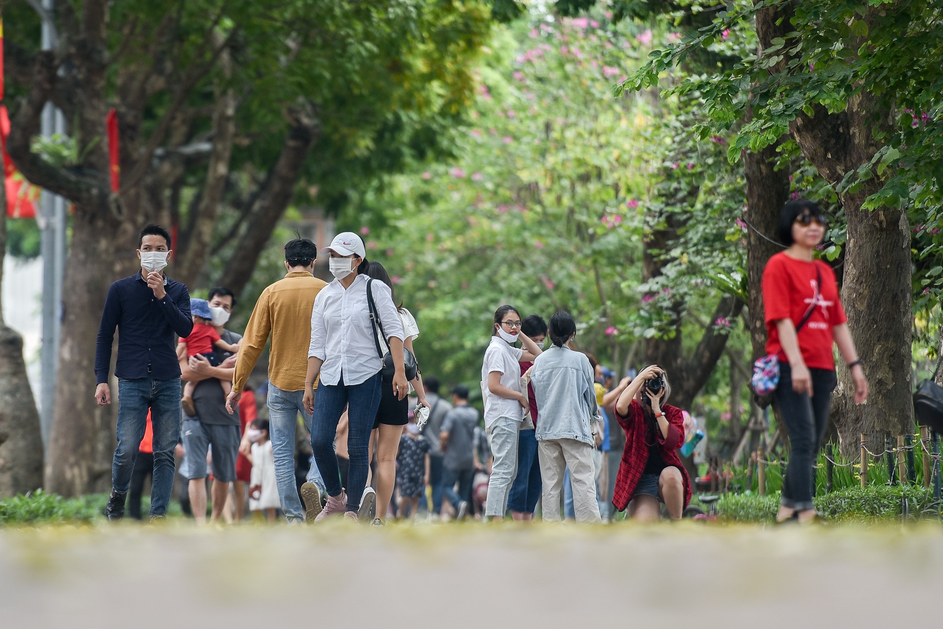 Người dân đổ về hồ Gươm vui chơi, "quên" đeo khẩu trang - Ảnh 2. Người dân đổ về hồ Gươm vui chơi, "quên" đeo khẩu trang - Ảnh 2.