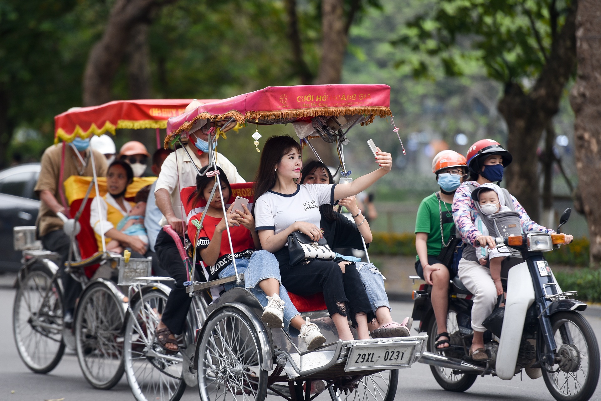 Người dân đổ về hồ Gươm vui chơi, "quên" đeo khẩu trang - Ảnh 10. Người dân đổ về hồ Gươm vui chơi, "quên" đeo khẩu trang - Ảnh 10.