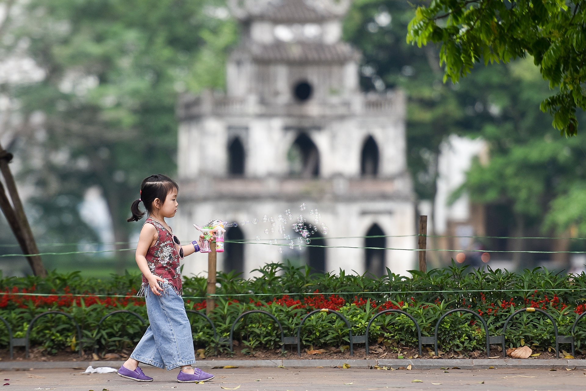 Người dân đổ về hồ Gươm vui chơi, "quên" đeo khẩu trang - Ảnh 7. Người dân đổ về hồ Gươm vui chơi, "quên" đeo khẩu trang - Ảnh 7.