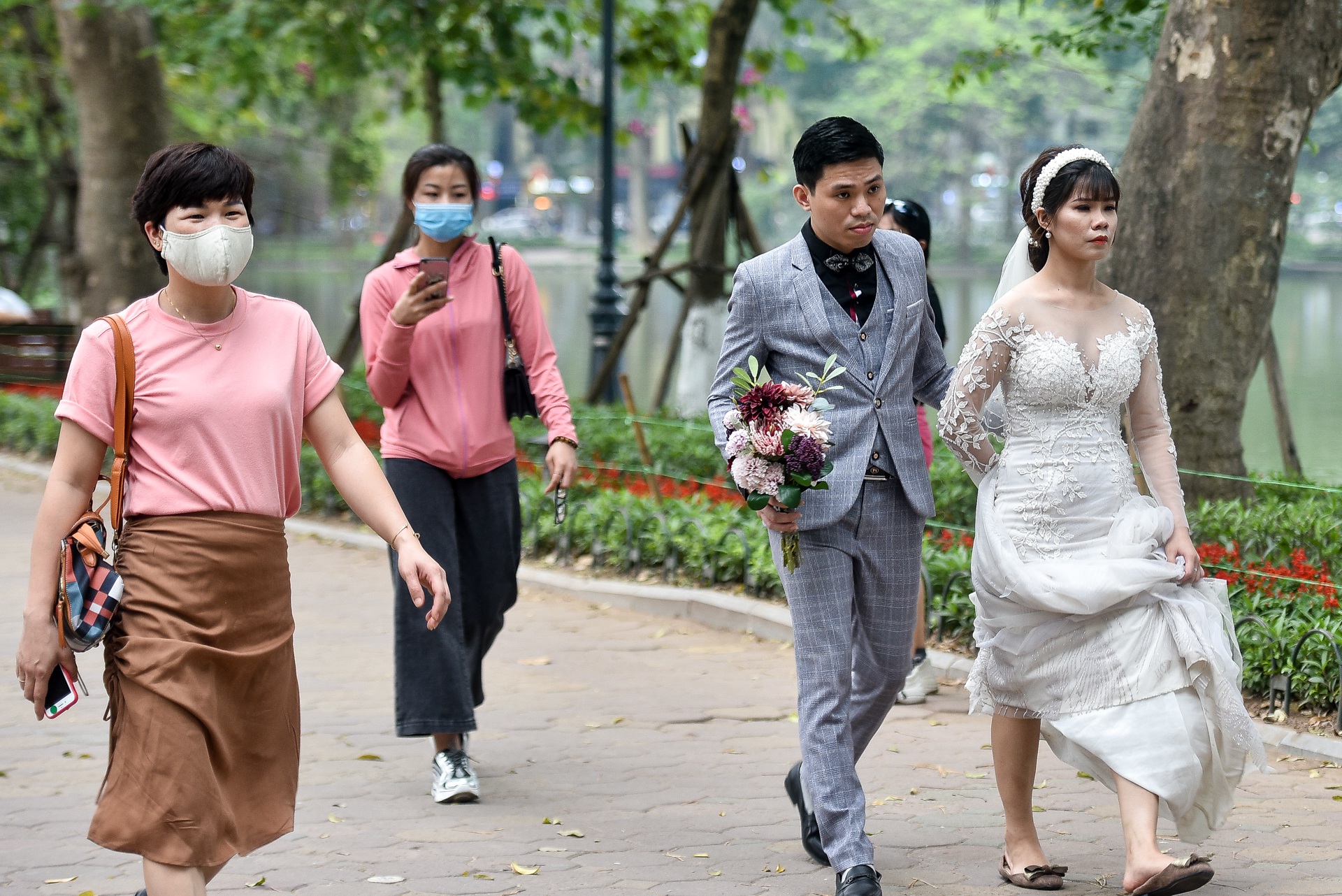 Người dân đổ về hồ Gươm vui chơi, "quên" đeo khẩu trang - Ảnh 11. Người dân đổ về hồ Gươm vui chơi, "quên" đeo khẩu trang - Ảnh 11.