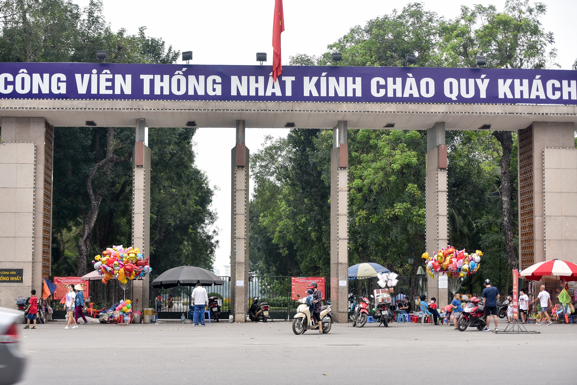 Người dân đổ về hồ Gươm vui chơi, "quên" đeo khẩu trang - Ảnh 13. Người dân đổ về hồ Gươm vui chơi, "quên" đeo khẩu trang - Ảnh 13.