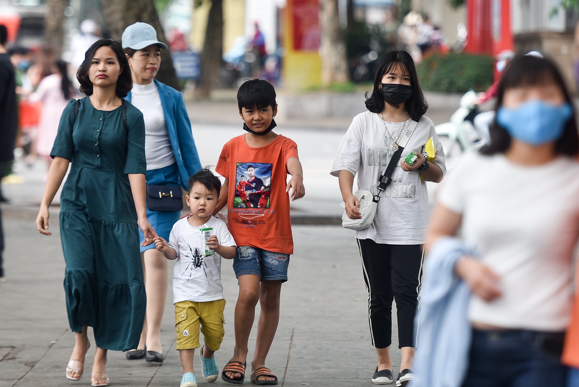Người dân đổ về hồ Gươm vui chơi, "quên" đeo khẩu trang - Ảnh 6. Người dân đổ về hồ Gươm vui chơi, "quên" đeo khẩu trang - Ảnh 6.