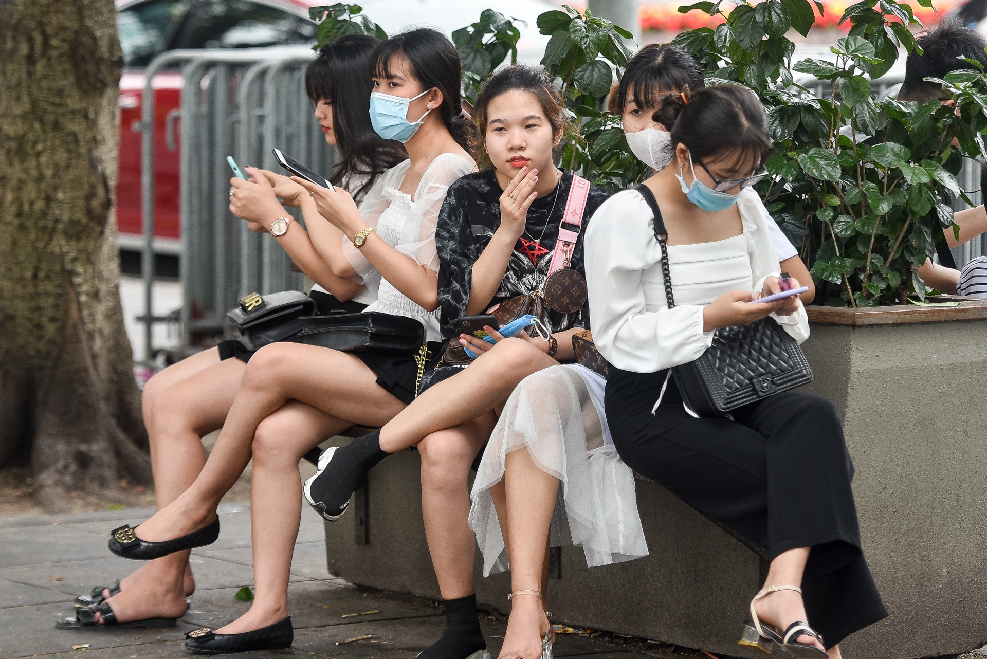 Người dân đổ về hồ Gươm vui chơi, "quên" đeo khẩu trang - Ảnh 5. Người dân đổ về hồ Gươm vui chơi, "quên" đeo khẩu trang - Ảnh 5.