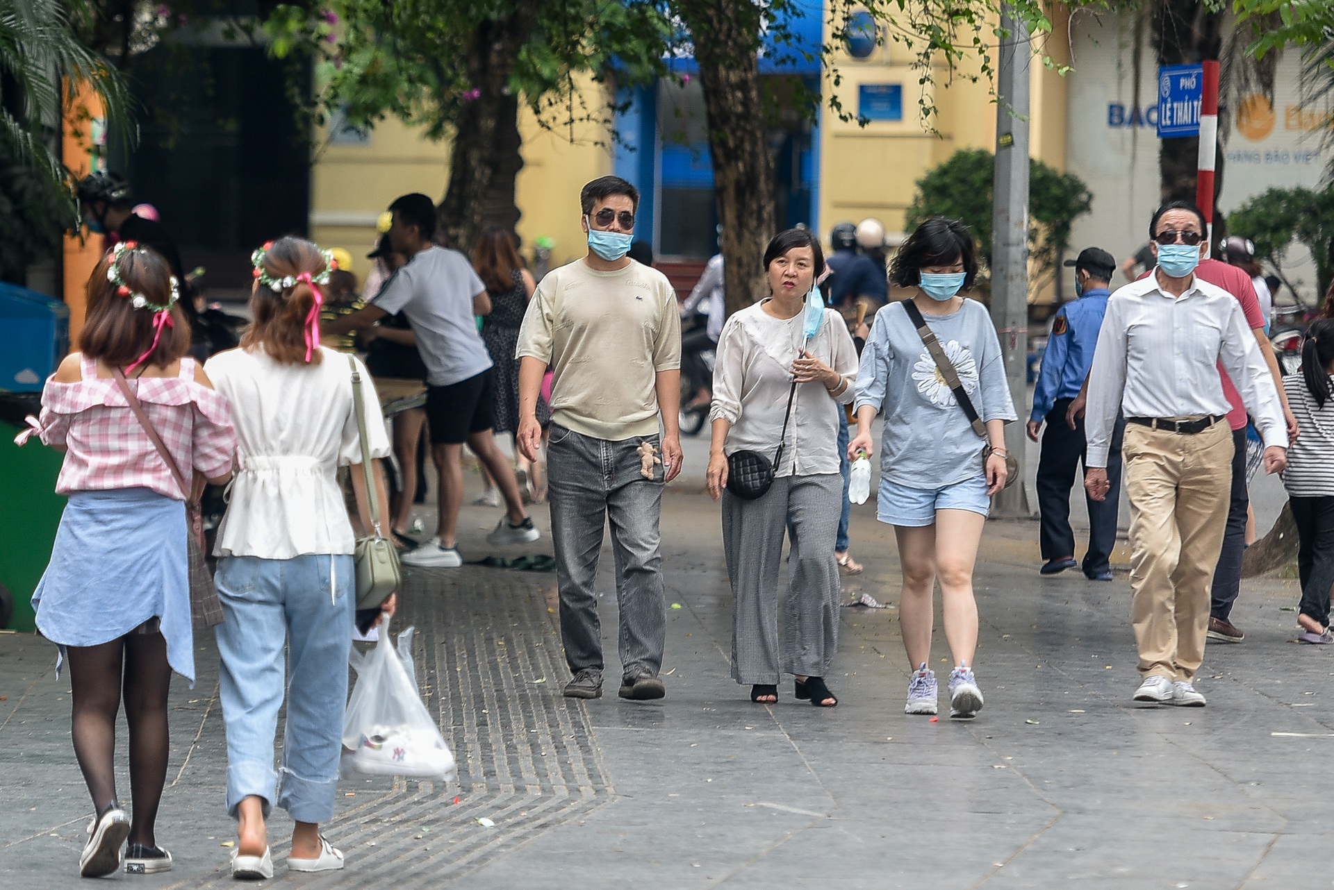 Người dân đổ về hồ Gươm vui chơi, "quên" đeo khẩu trang - Ảnh 4. Người dân đổ về hồ Gươm vui chơi, "quên" đeo khẩu trang - Ảnh 4.