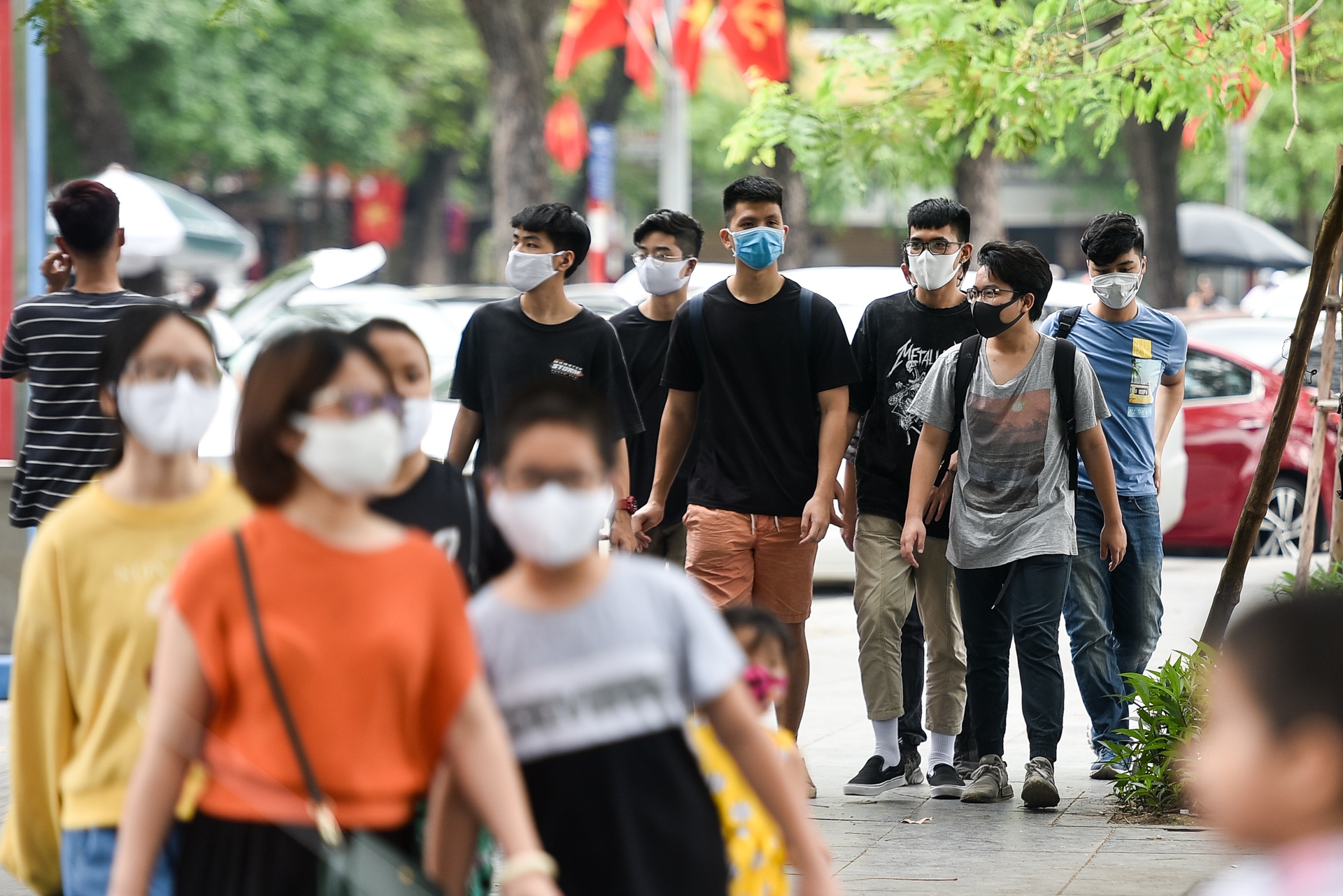 Người dân đổ về hồ Gươm vui chơi, "quên" đeo khẩu trang - Ảnh 12. Người dân đổ về hồ Gươm vui chơi, "quên" đeo khẩu trang - Ảnh 12.