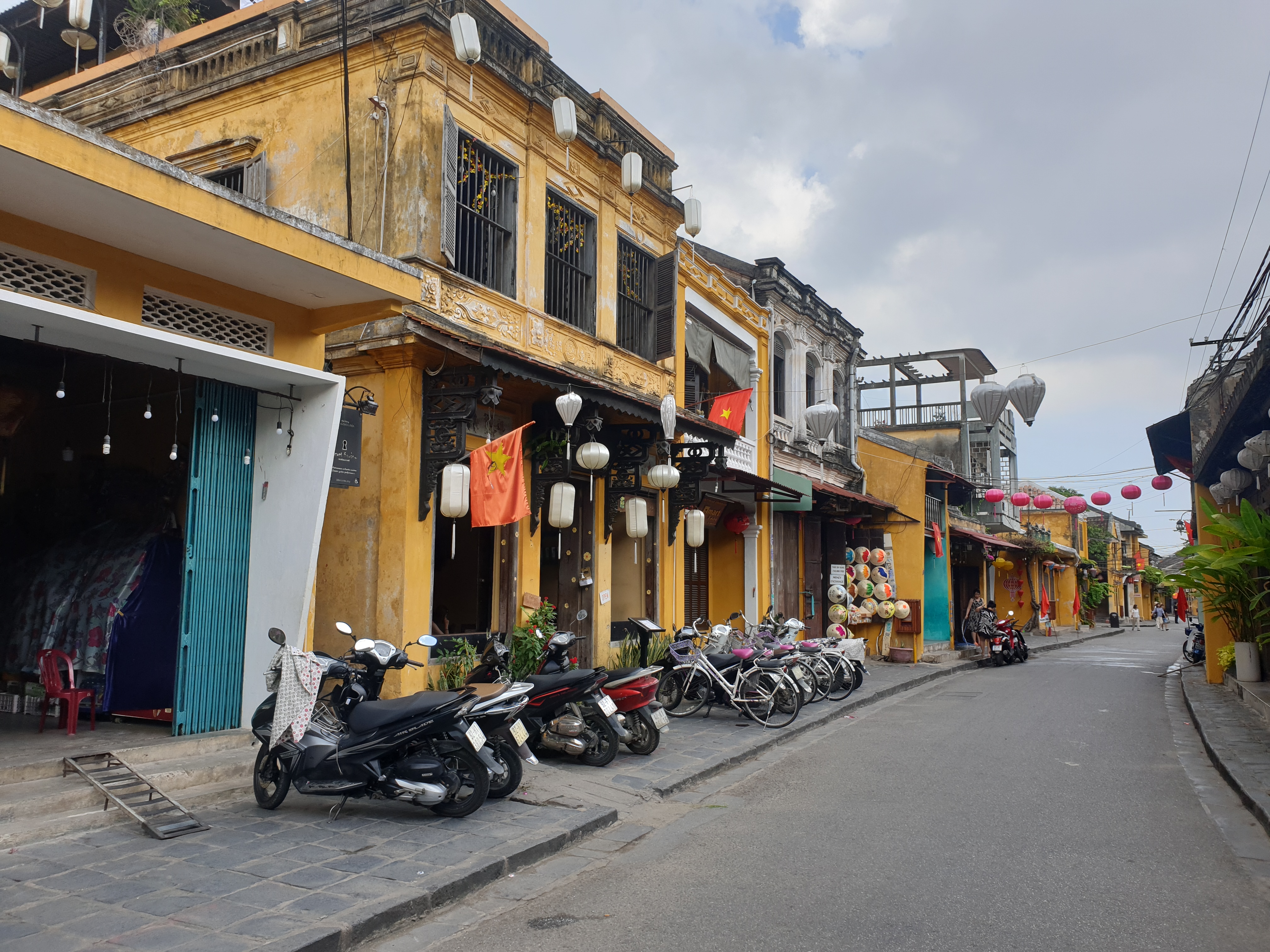 Trong 10 năm qua, chưa khi nào thấy Hội An ế khách du lịch ở phố cổ lẫn bãi biển An Bàng thế này - Ảnh 3. Trong 10 năm qua, chưa khi nào thấy Hội An ế khách du lịch ở phố cổ lẫn bãi biển An Bàng thế này - Ảnh 3.