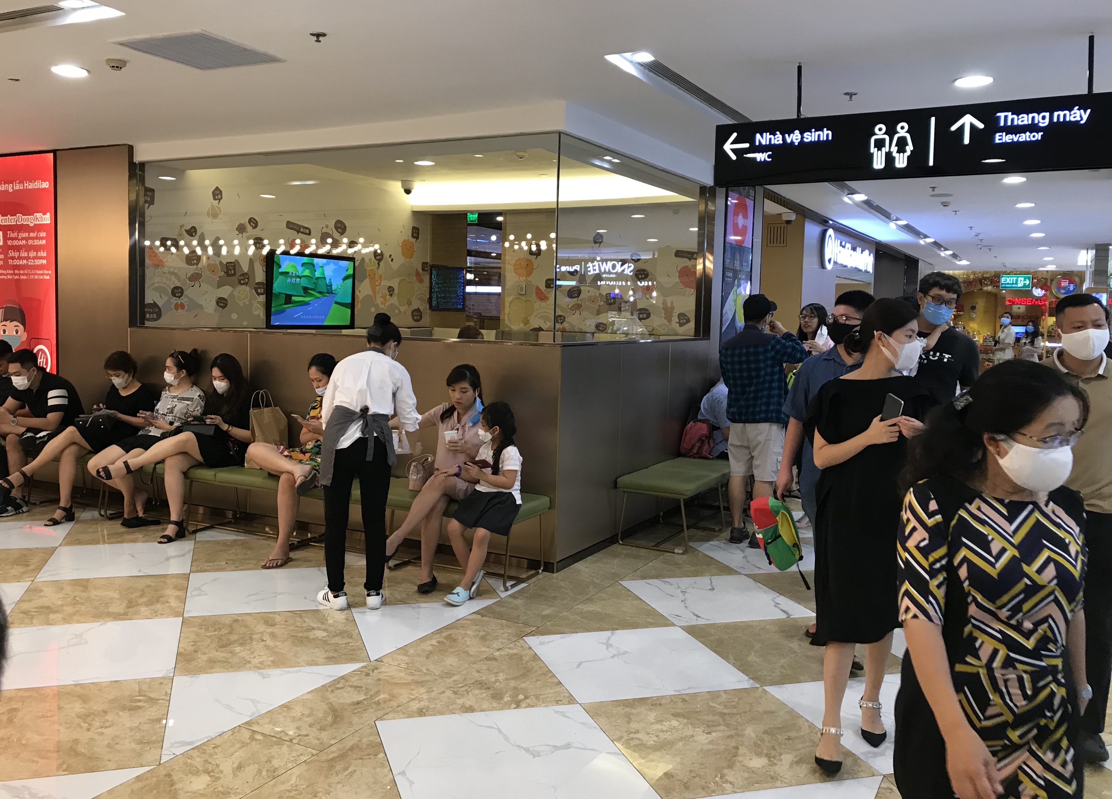 Người Sài Gòn đổ xô đi ăn lễ, nhà hàng đông kín, xếp hàng nửa tiếng mới đến lượt vào ăn - Ảnh 2. Người Sài Gòn đổ xô đi ăn lễ, nhà hàng đông kín, xếp hàng nửa tiếng mới đến lượt vào ăn - Ảnh 2.