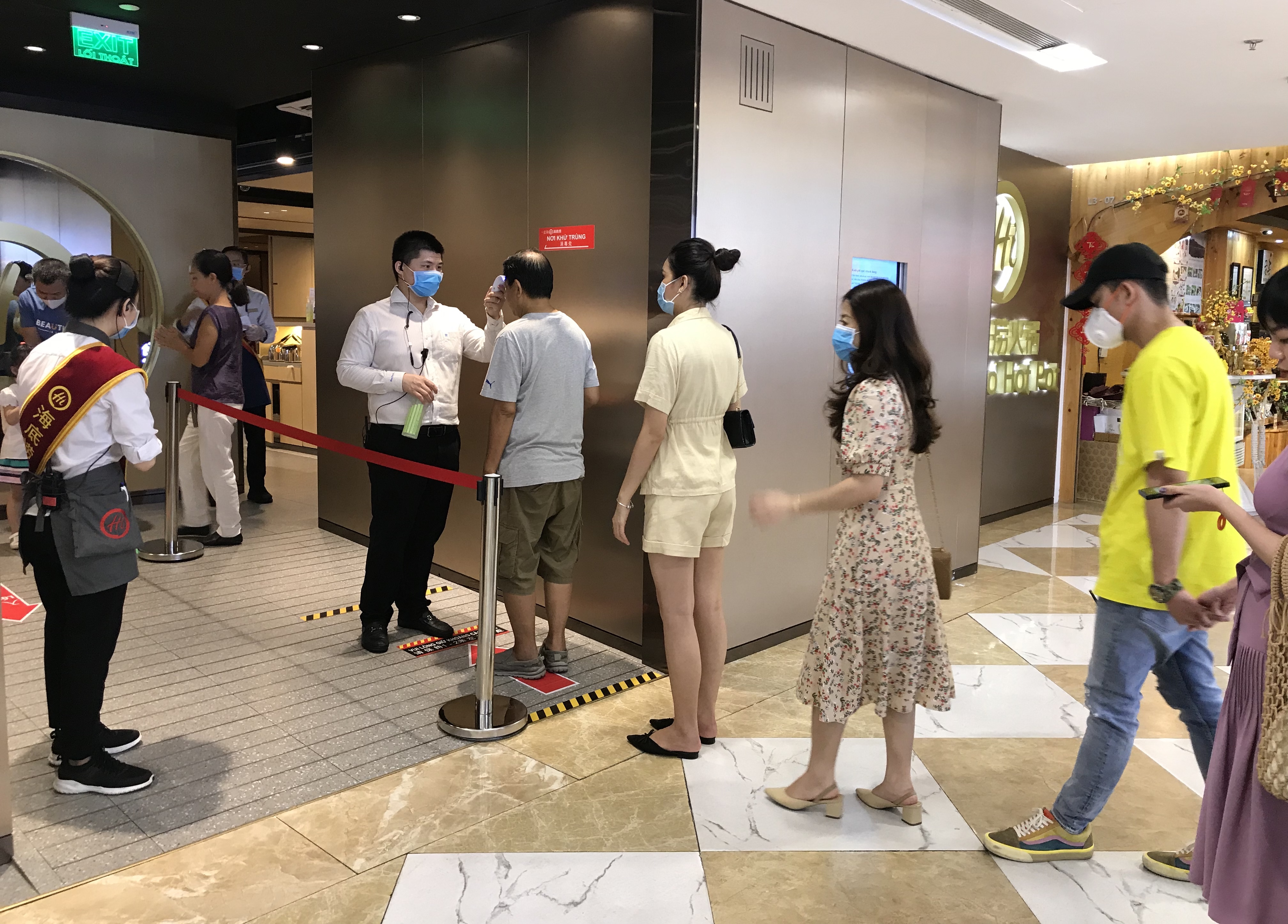Người Sài Gòn đổ xô đi ăn lễ, nhà hàng đông kín, xếp hàng nửa tiếng mới đến lượt vào ăn - Ảnh 3. Người Sài Gòn đổ xô đi ăn lễ, nhà hàng đông kín, xếp hàng nửa tiếng mới đến lượt vào ăn - Ảnh 3.