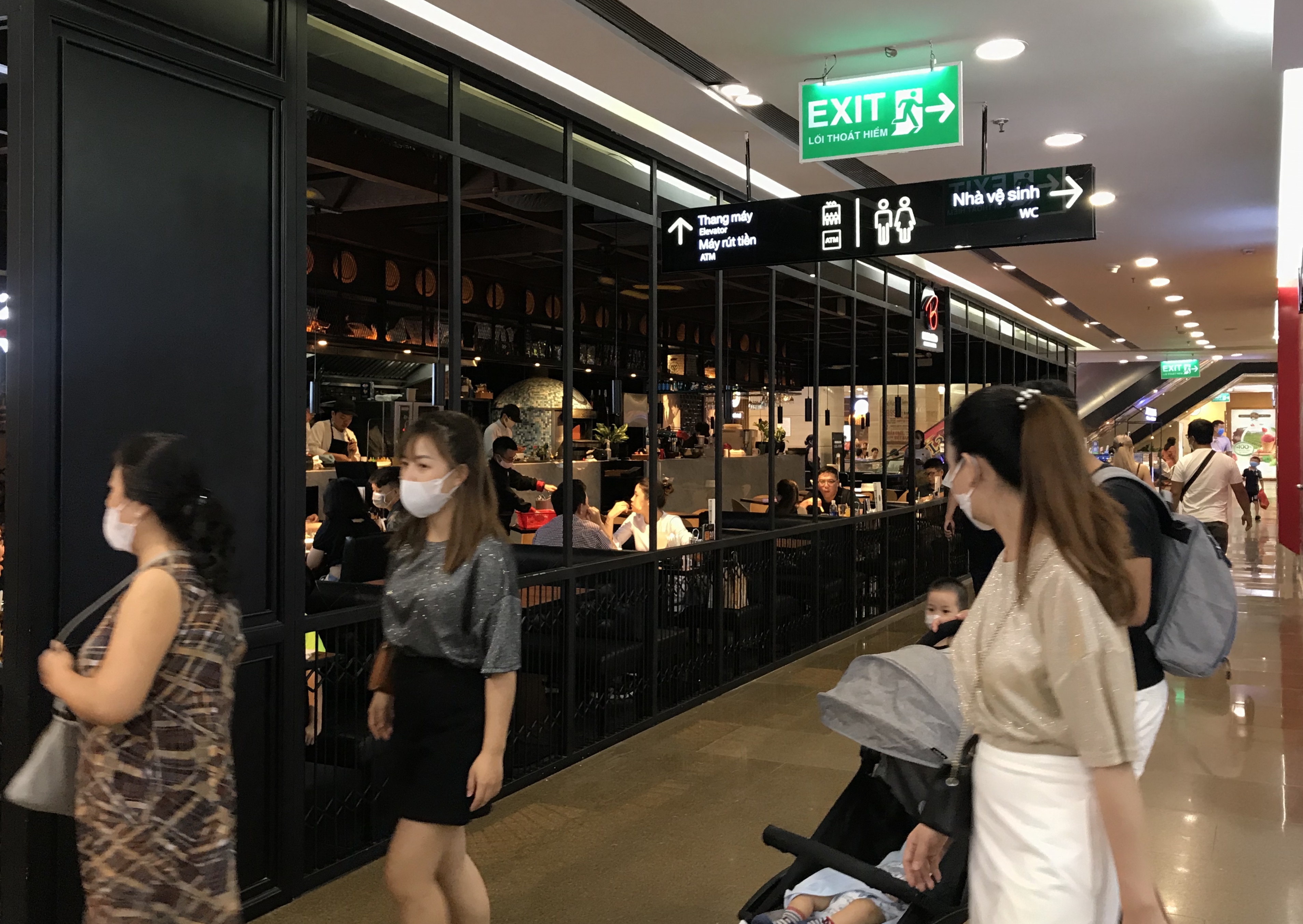 Người Sài Gòn đổ xô đi ăn lễ, nhà hàng đông kín, xếp hàng nửa tiếng mới đến lượt vào ăn - Ảnh 1. Người Sài Gòn đổ xô đi ăn lễ, nhà hàng đông kín, xếp hàng nửa tiếng mới đến lượt vào ăn - Ảnh 1.