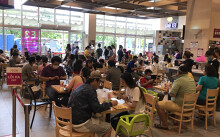 Hơn một tháng rồi hàng quán Sài Gòn mới lại tấp nập khách, nhiều người kiên nhẫn xếp hàng nửa tiếng đợi đến lượt vào ăn