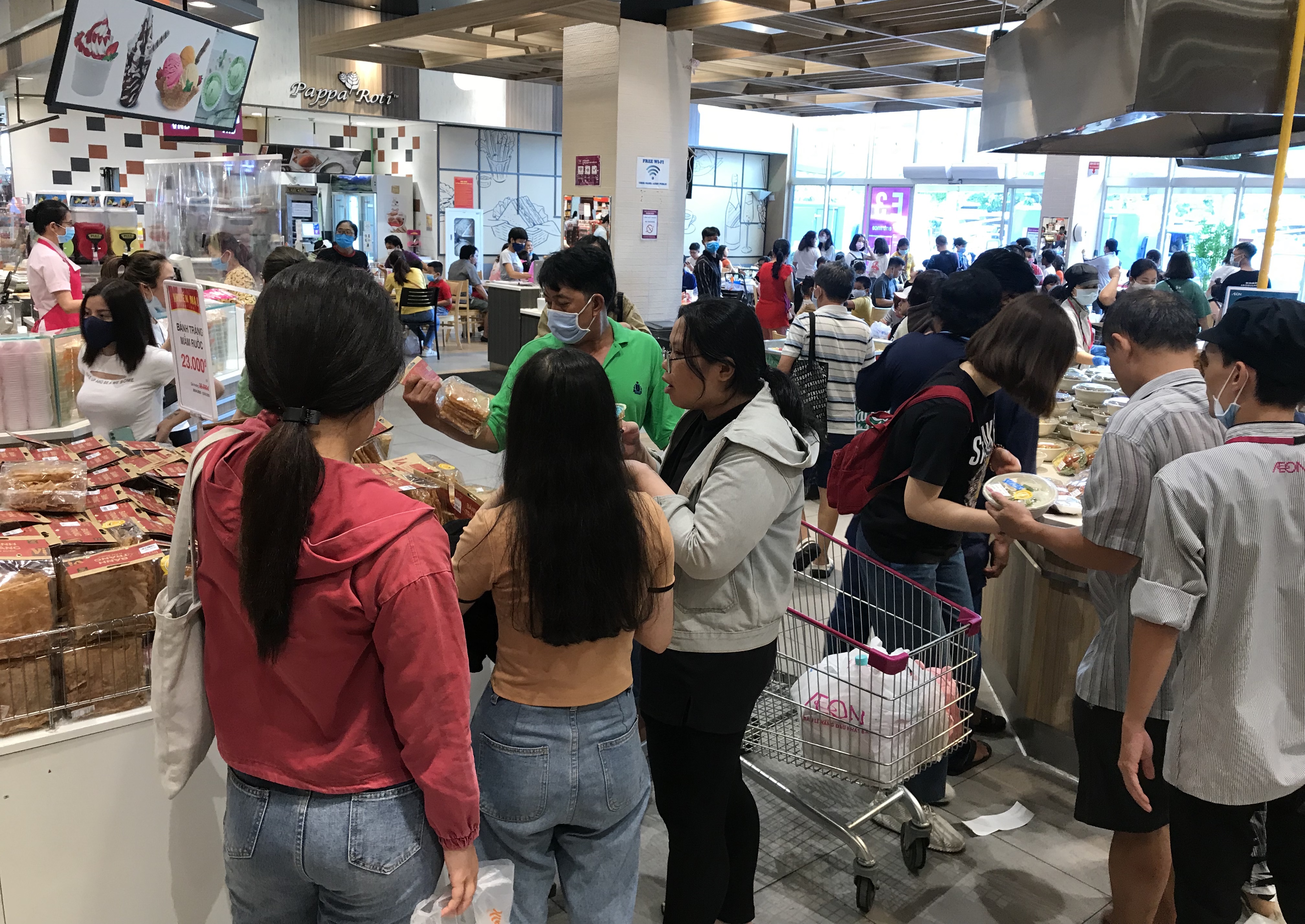 Người Sài Gòn đổ xô đi ăn lễ, nhà hàng đông kín, xếp hàng nửa tiếng mới đến lượt vào ăn - Ảnh 4. Người Sài Gòn đổ xô đi ăn lễ, nhà hàng đông kín, xếp hàng nửa tiếng mới đến lượt vào ăn - Ảnh 4.