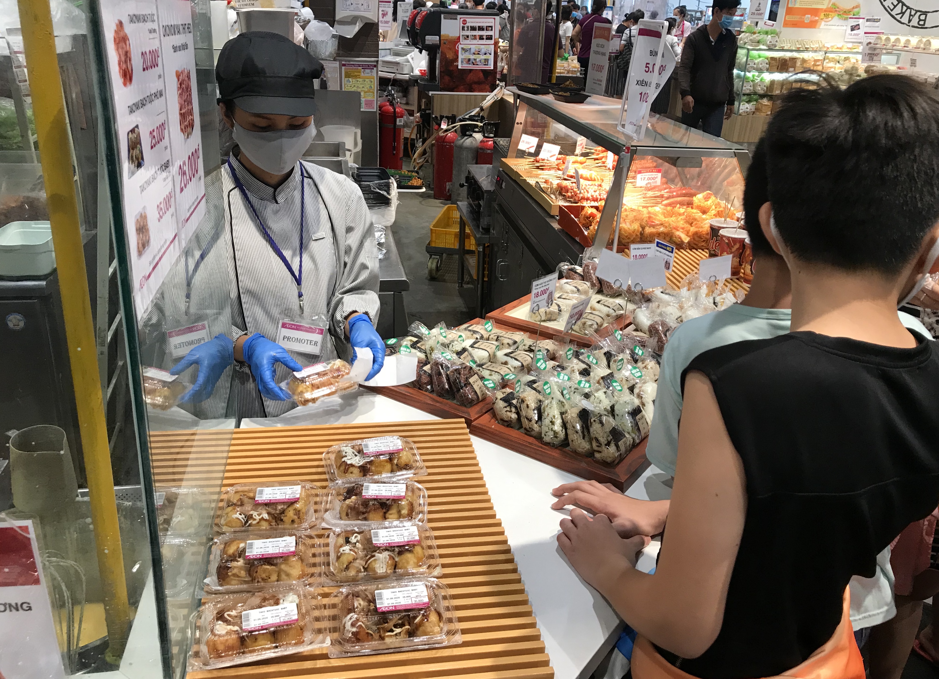 Người Sài Gòn đổ xô đi ăn lễ, nhà hàng đông kín, xếp hàng nửa tiếng mới đến lượt vào ăn - Ảnh 6. Người Sài Gòn đổ xô đi ăn lễ, nhà hàng đông kín, xếp hàng nửa tiếng mới đến lượt vào ăn - Ảnh 6.