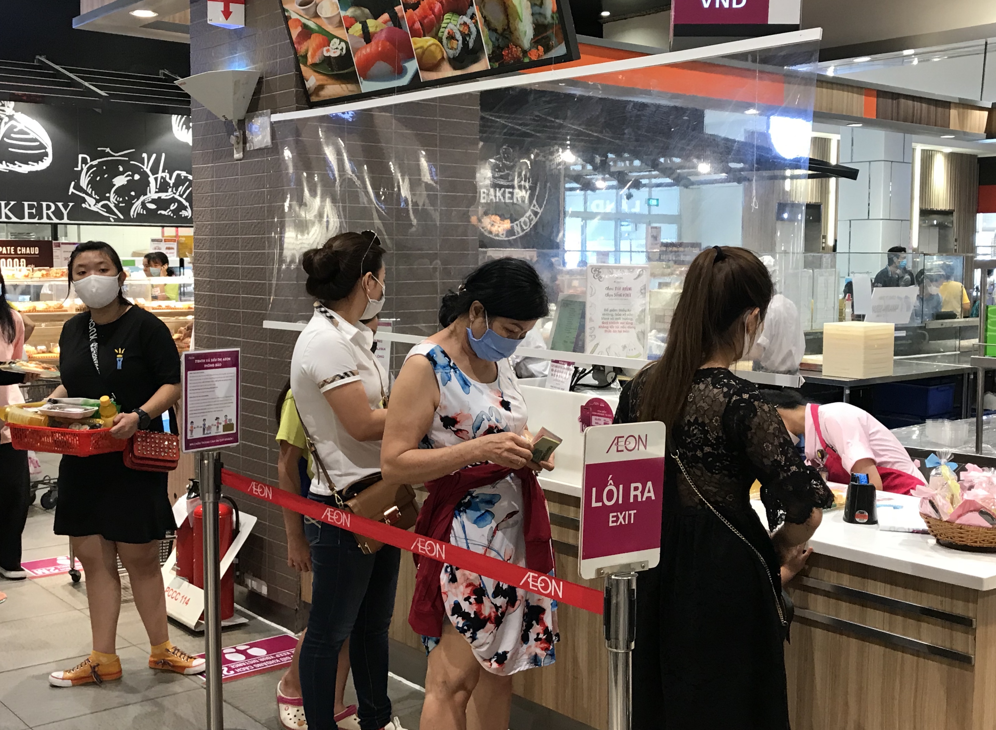 Người Sài Gòn đổ xô đi ăn lễ, nhà hàng đông kín, xếp hàng nửa tiếng mới đến lượt vào ăn - Ảnh 5. Người Sài Gòn đổ xô đi ăn lễ, nhà hàng đông kín, xếp hàng nửa tiếng mới đến lượt vào ăn - Ảnh 5.