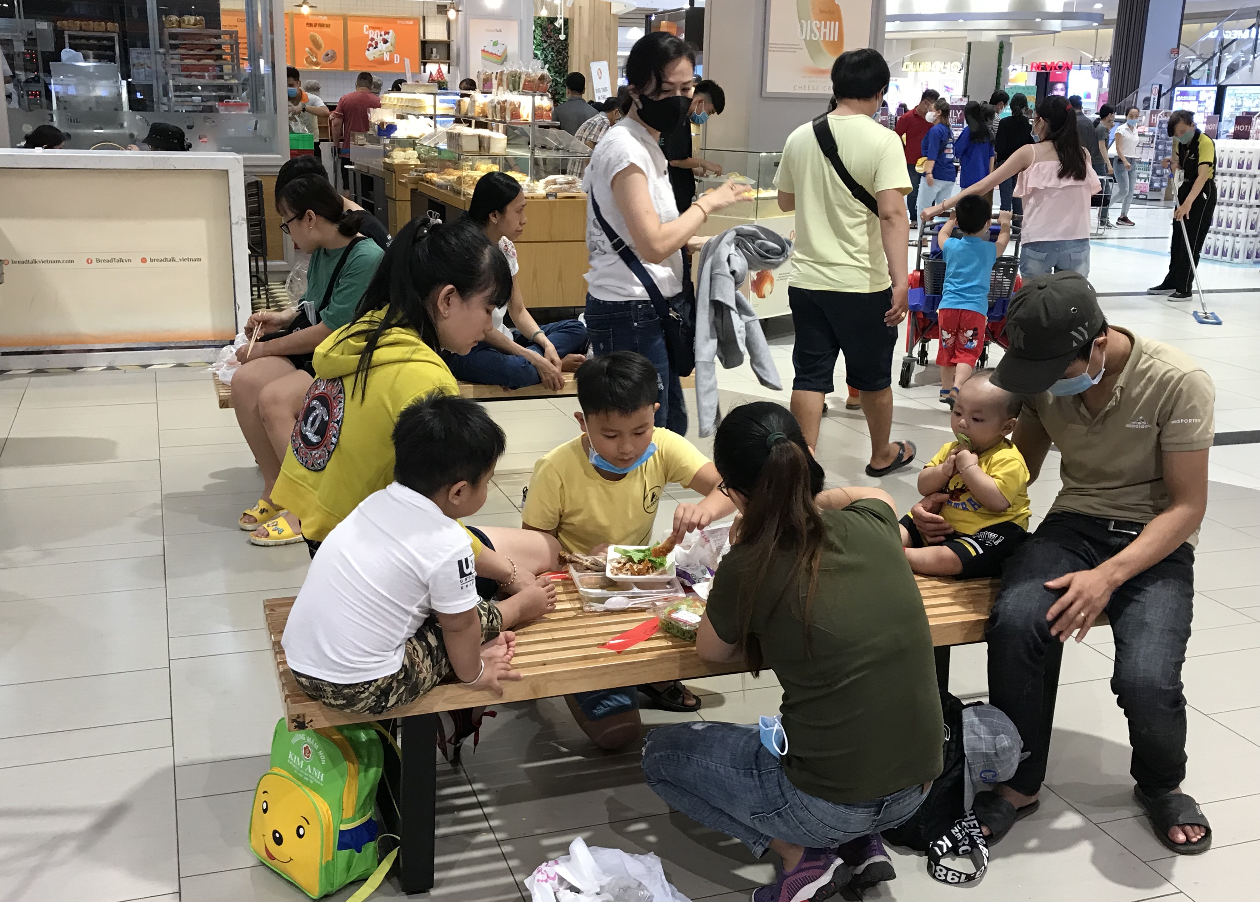 Người Sài Gòn đổ xô đi ăn lễ, nhà hàng đông kín, xếp hàng nửa tiếng mới đến lượt vào ăn - Ảnh 9. Người Sài Gòn đổ xô đi ăn lễ, nhà hàng đông kín, xếp hàng nửa tiếng mới đến lượt vào ăn - Ảnh 9.