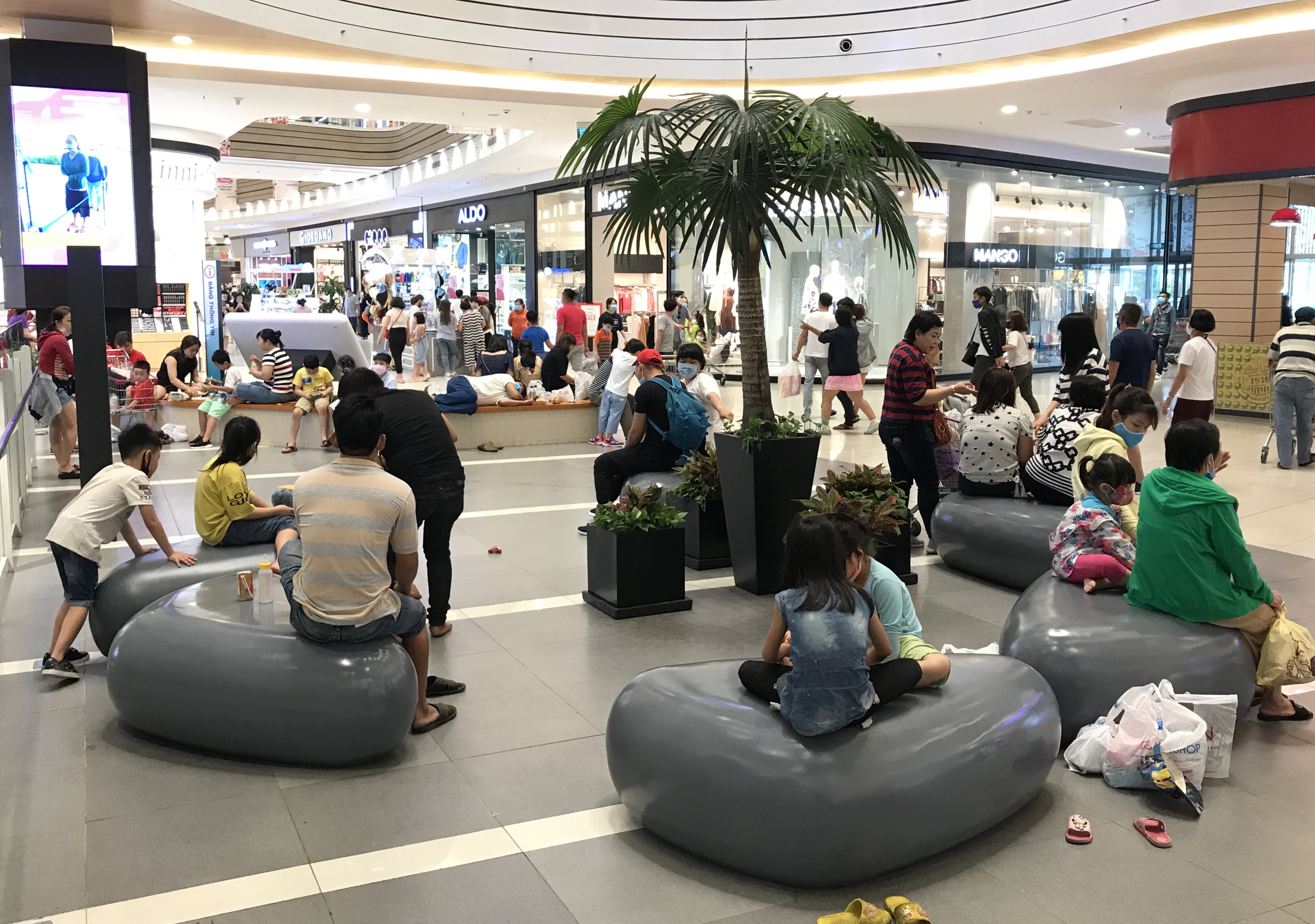 Người Sài Gòn đổ xô đi ăn lễ, nhà hàng đông kín, xếp hàng nửa tiếng mới đến lượt vào ăn - Ảnh 15. Người Sài Gòn đổ xô đi ăn lễ, nhà hàng đông kín, xếp hàng nửa tiếng mới đến lượt vào ăn - Ảnh 15.