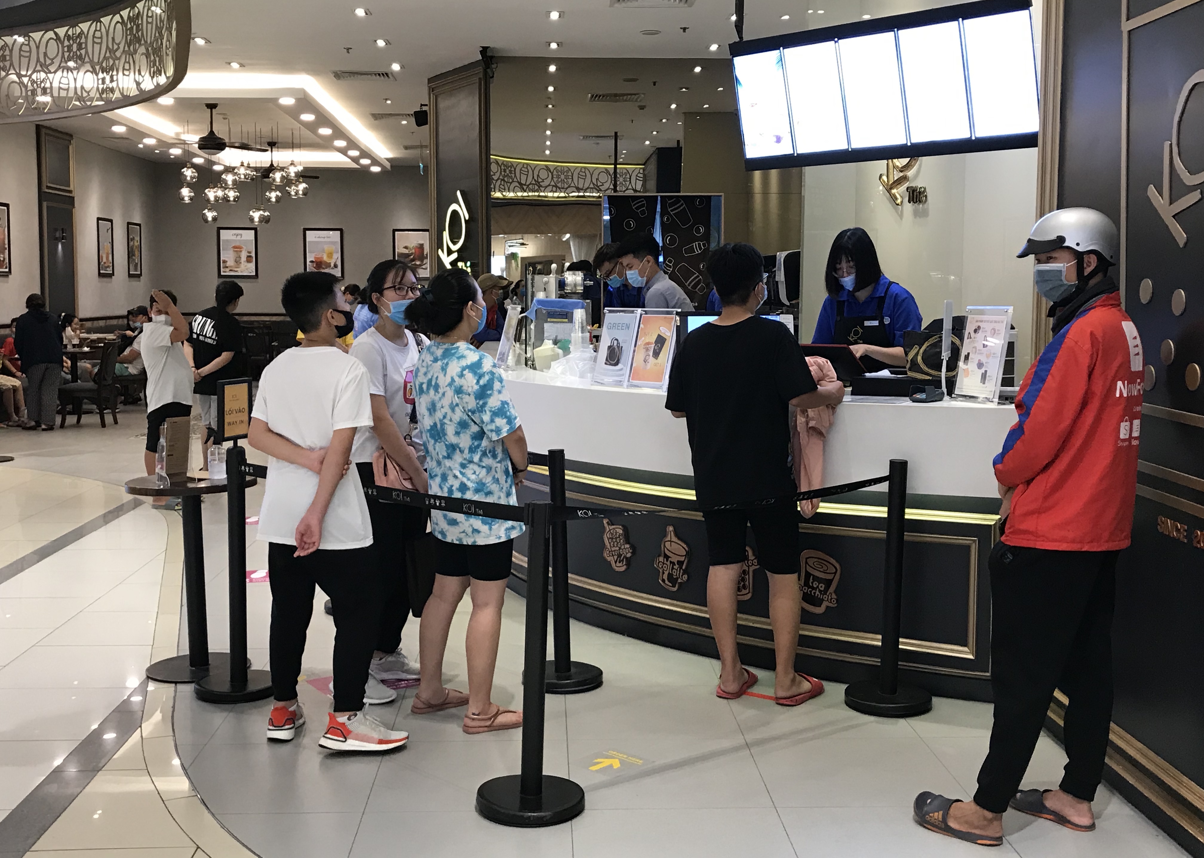 Người Sài Gòn đổ xô đi ăn lễ, nhà hàng đông kín, xếp hàng nửa tiếng mới đến lượt vào ăn - Ảnh 13. Người Sài Gòn đổ xô đi ăn lễ, nhà hàng đông kín, xếp hàng nửa tiếng mới đến lượt vào ăn - Ảnh 13.