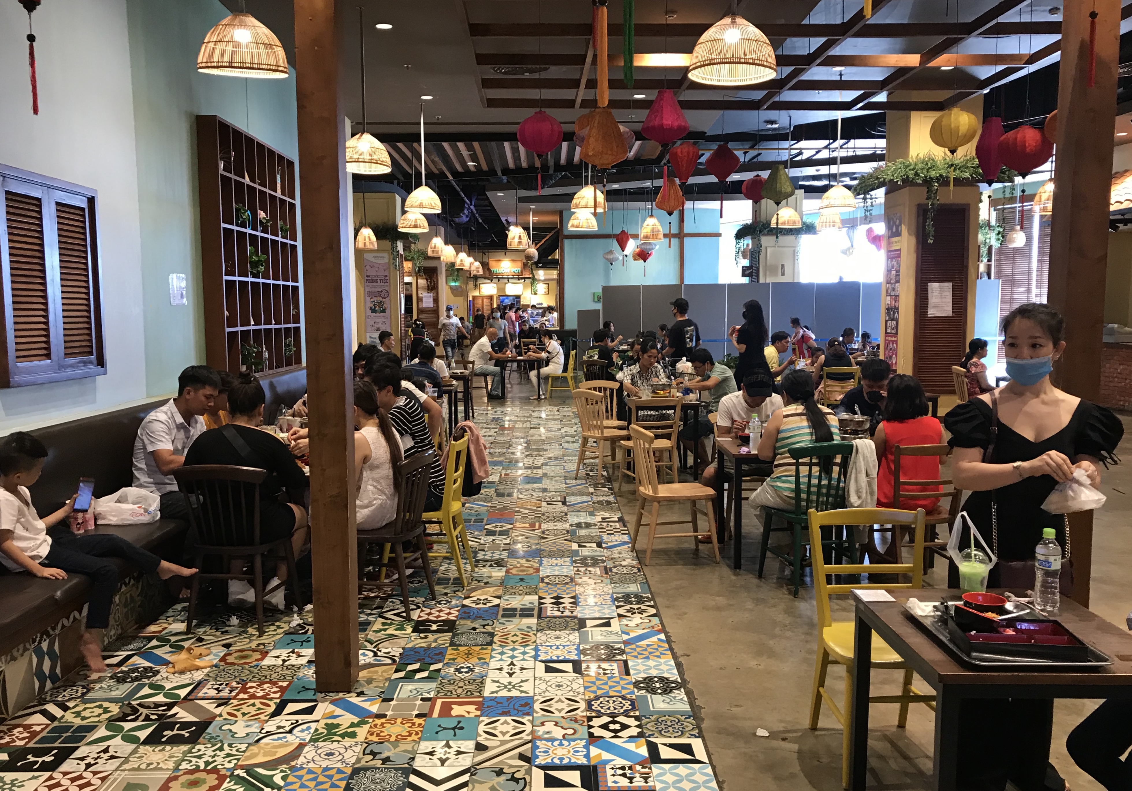 Người Sài Gòn đổ xô đi ăn lễ, nhà hàng đông kín, xếp hàng nửa tiếng mới đến lượt vào ăn - Ảnh 10. Người Sài Gòn đổ xô đi ăn lễ, nhà hàng đông kín, xếp hàng nửa tiếng mới đến lượt vào ăn - Ảnh 10.