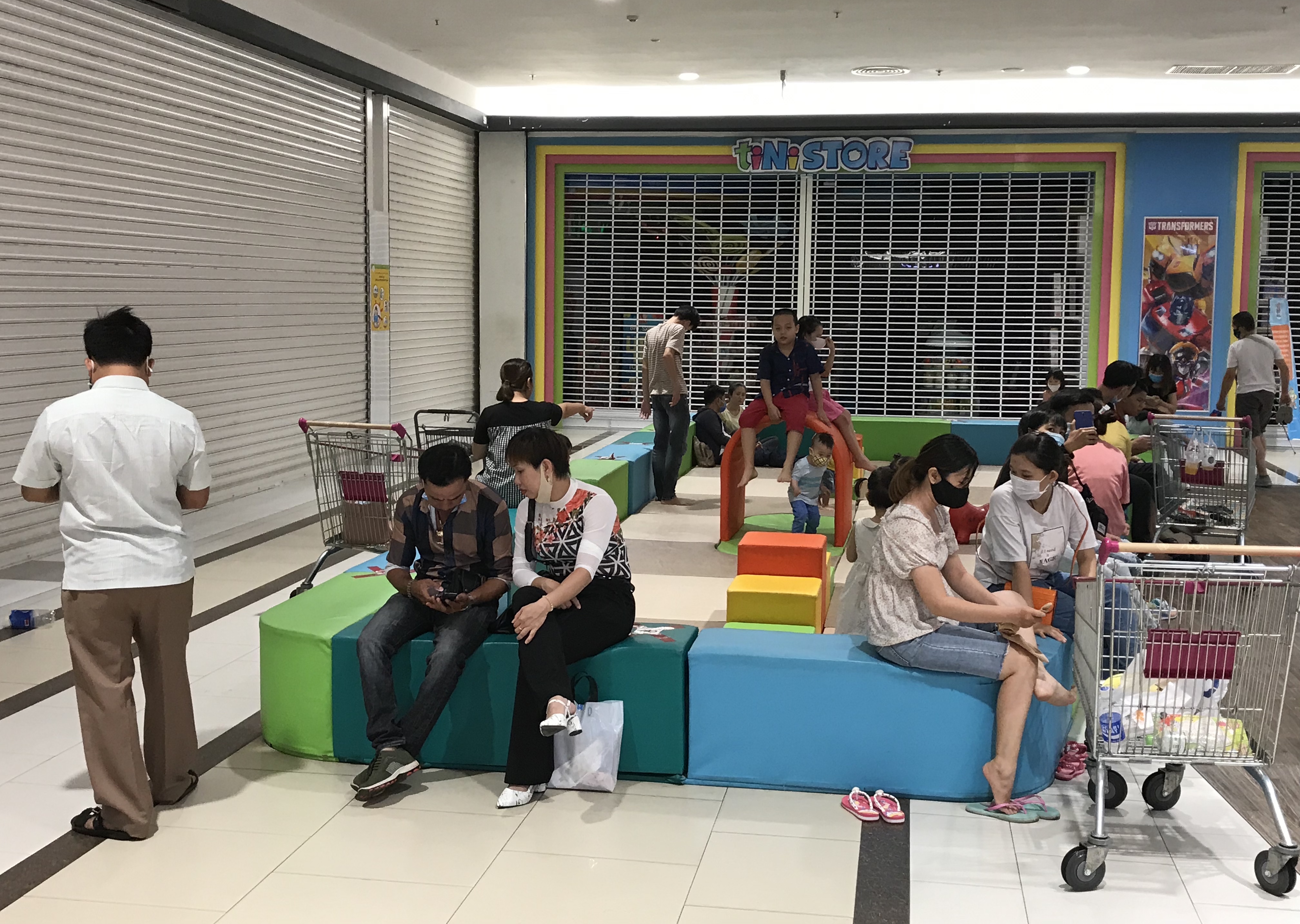 Người Sài Gòn đổ xô đi ăn lễ, nhà hàng đông kín, xếp hàng nửa tiếng mới đến lượt vào ăn - Ảnh 14. Người Sài Gòn đổ xô đi ăn lễ, nhà hàng đông kín, xếp hàng nửa tiếng mới đến lượt vào ăn - Ảnh 14.