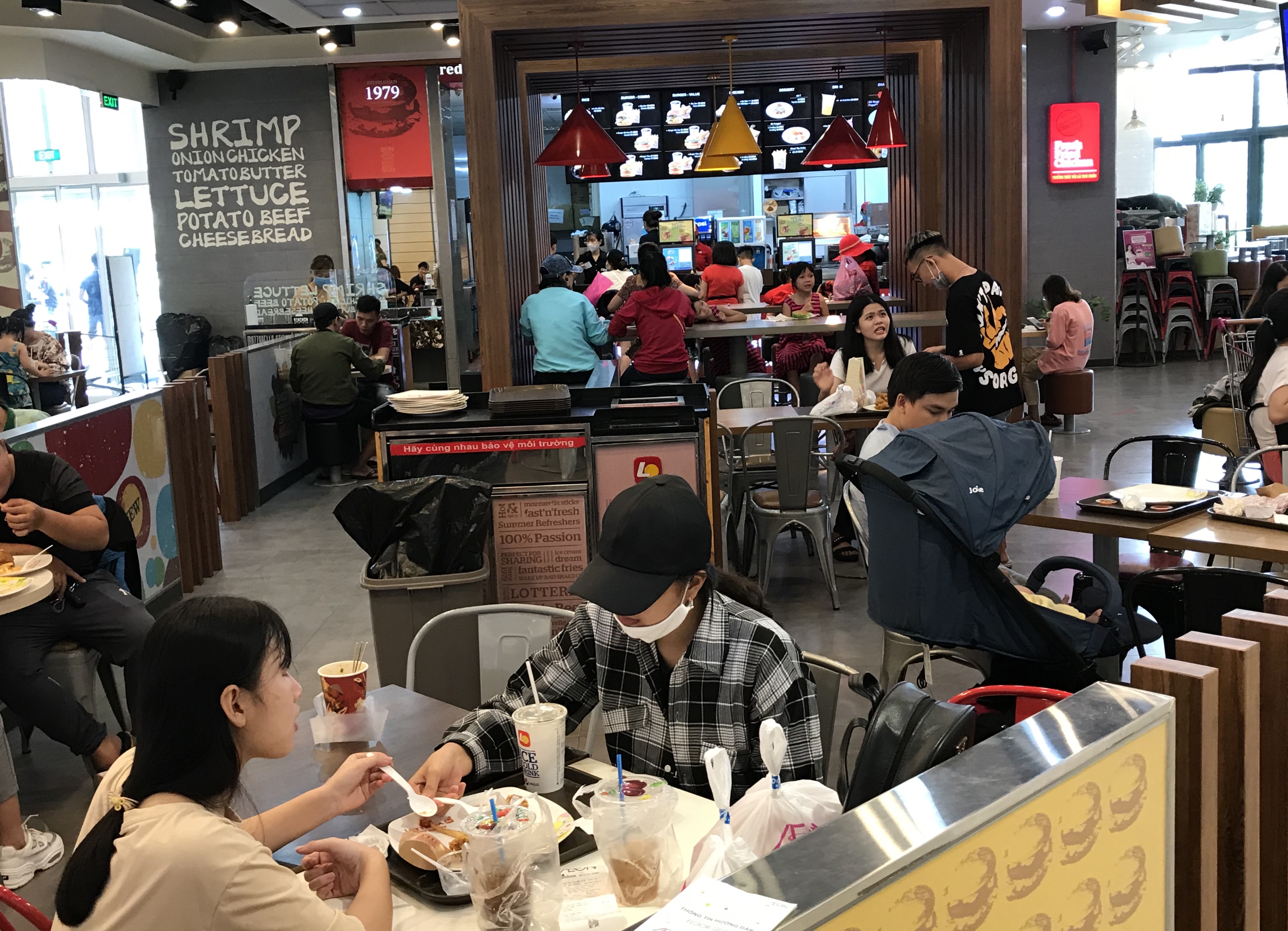 Người Sài Gòn đổ xô đi ăn lễ, nhà hàng đông kín, xếp hàng nửa tiếng mới đến lượt vào ăn - Ảnh 11. Người Sài Gòn đổ xô đi ăn lễ, nhà hàng đông kín, xếp hàng nửa tiếng mới đến lượt vào ăn - Ảnh 11.