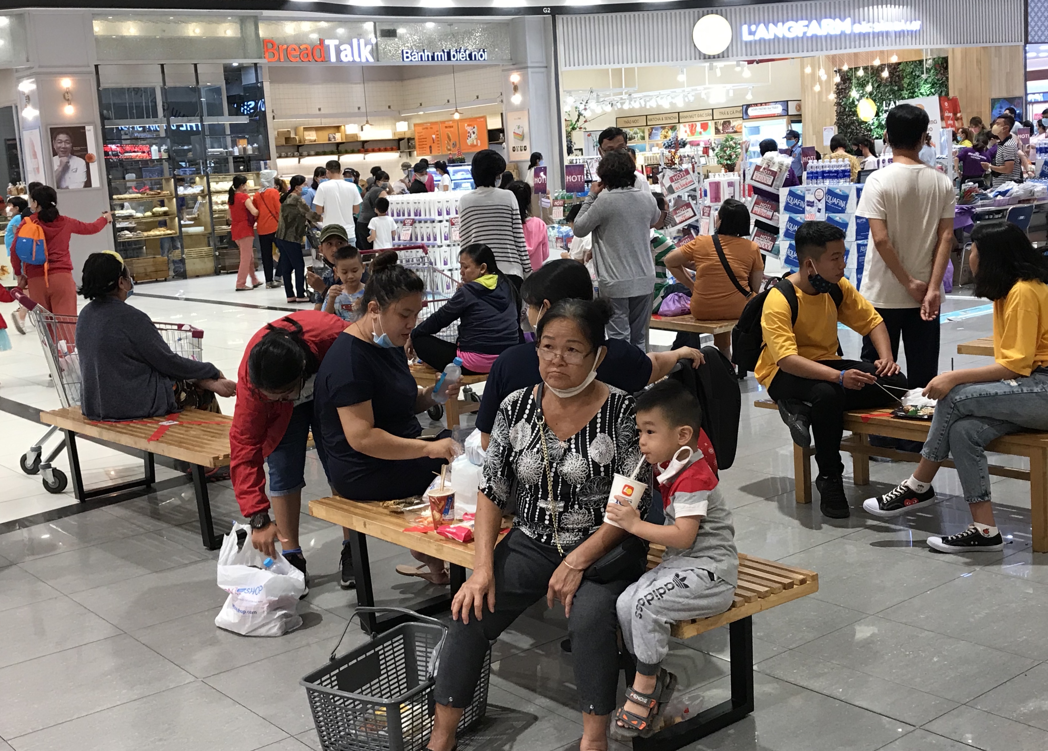 Người Sài Gòn đổ xô đi ăn lễ, nhà hàng đông kín, xếp hàng nửa tiếng mới đến lượt vào ăn - Ảnh 8. Người Sài Gòn đổ xô đi ăn lễ, nhà hàng đông kín, xếp hàng nửa tiếng mới đến lượt vào ăn - Ảnh 8.
