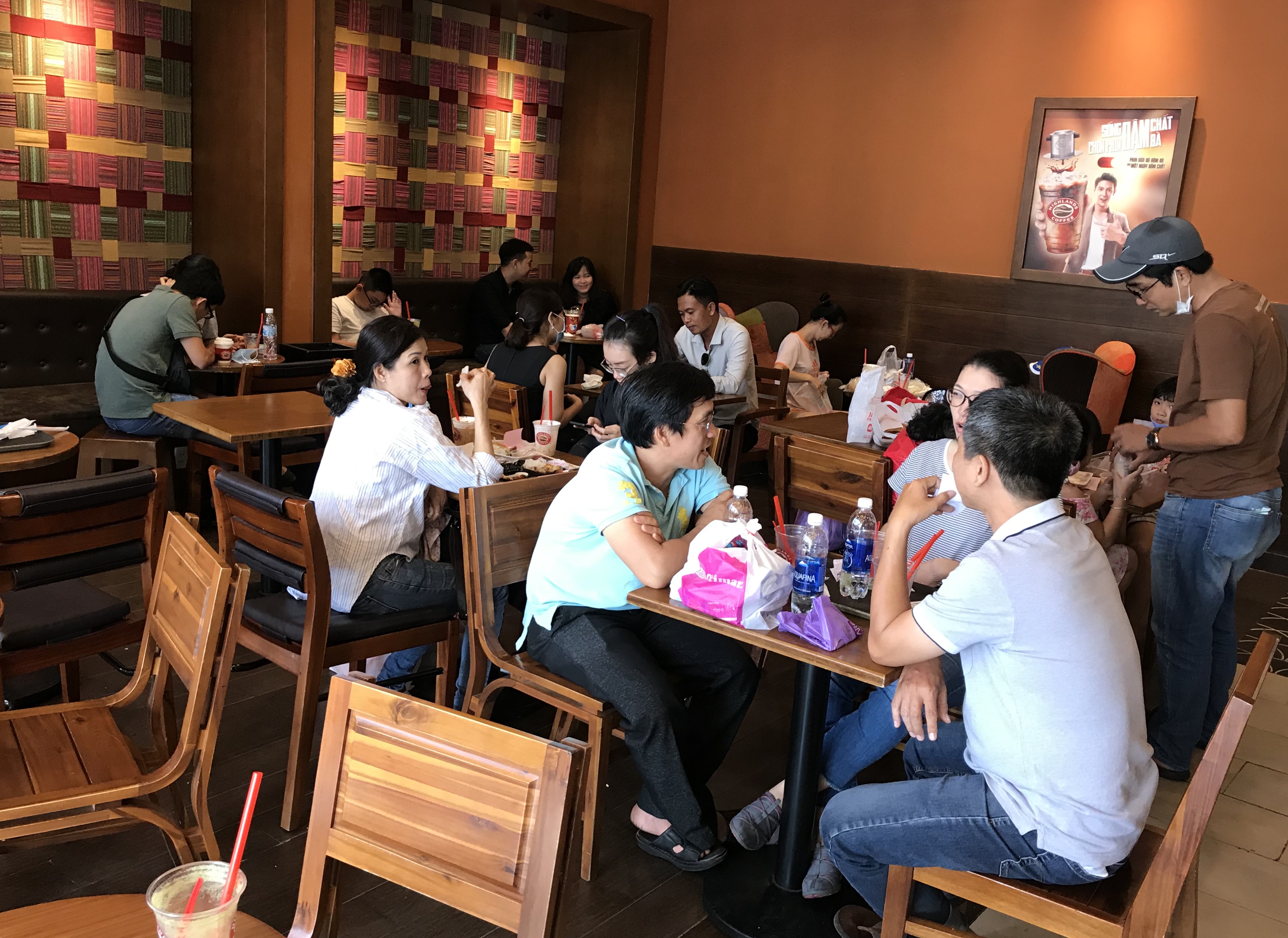 Người Sài Gòn đổ xô đi ăn lễ, nhà hàng đông kín, xếp hàng nửa tiếng mới đến lượt vào ăn - Ảnh 12. Người Sài Gòn đổ xô đi ăn lễ, nhà hàng đông kín, xếp hàng nửa tiếng mới đến lượt vào ăn - Ảnh 12.