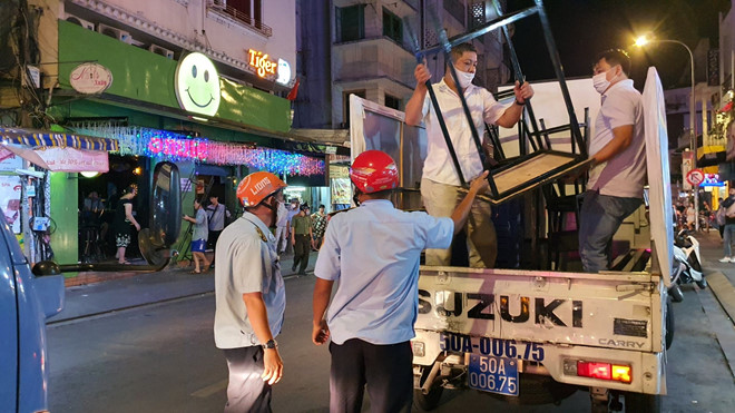 Phố đi bộ Bùi Viện ngày trở lại: Chủ quán ngồi buồn thiu đếm khách - Ảnh 4. Phố đi bộ Bùi Viện ngày trở lại: Chủ quán ngồi buồn thiu đếm khách - Ảnh 4.