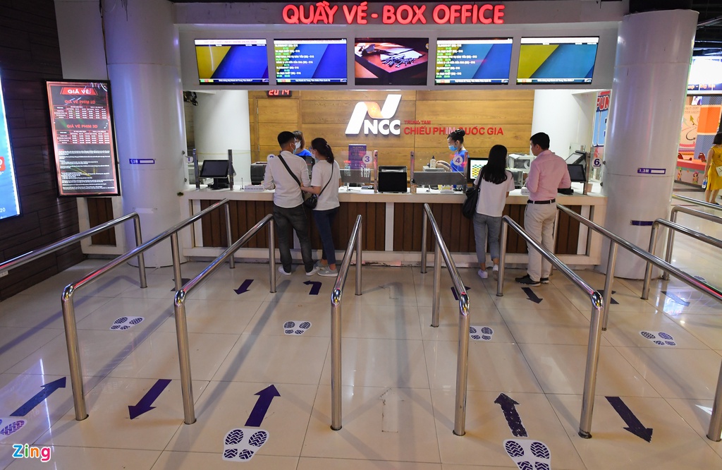 Rạp chiếu phim thực hiện giãn cách, khử khuẩn ngày trở lại - Ảnh 1. Rạp chiếu phim thực hiện giãn cách, khử khuẩn ngày trở lại - Ảnh 1.