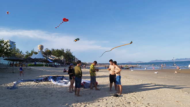 Bãi tắm công cộng ở Vũng Tàu đông nghịt người - Ảnh 2. Bãi tắm công cộng ở Vũng Tàu đông nghịt người - Ảnh 2.
