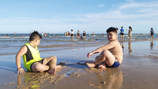 Bãi tắm công cộng ở Vũng Tàu đông nghịt người - Ảnh 21. Bãi tắm công cộng ở Vũng Tàu đông nghịt người - Ảnh 21.