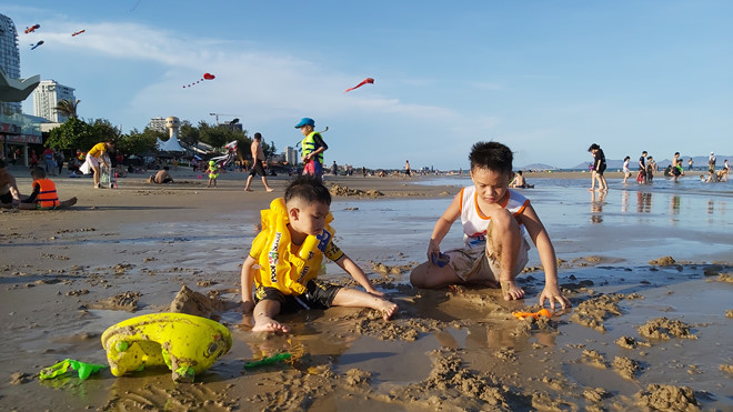 Bãi tắm công cộng ở Vũng Tàu đông nghịt người - Ảnh 22. Bãi tắm công cộng ở Vũng Tàu đông nghịt người - Ảnh 22.