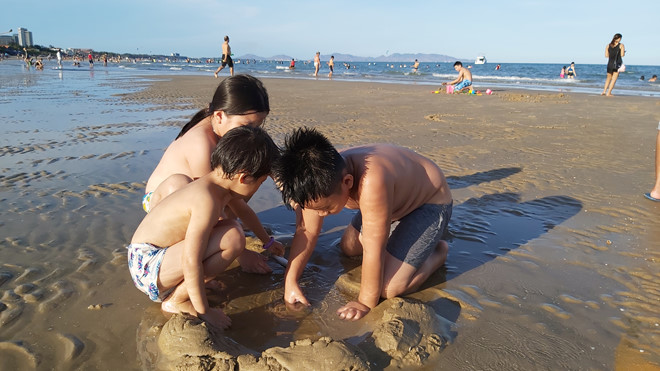 Bãi tắm công cộng ở Vũng Tàu đông nghịt người - Ảnh 16. Bãi tắm công cộng ở Vũng Tàu đông nghịt người - Ảnh 16.