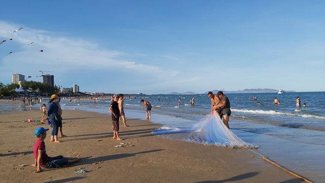 Bãi tắm công cộng ở Vũng Tàu đông nghịt người - Ảnh 17. Bãi tắm công cộng ở Vũng Tàu đông nghịt người - Ảnh 17.
