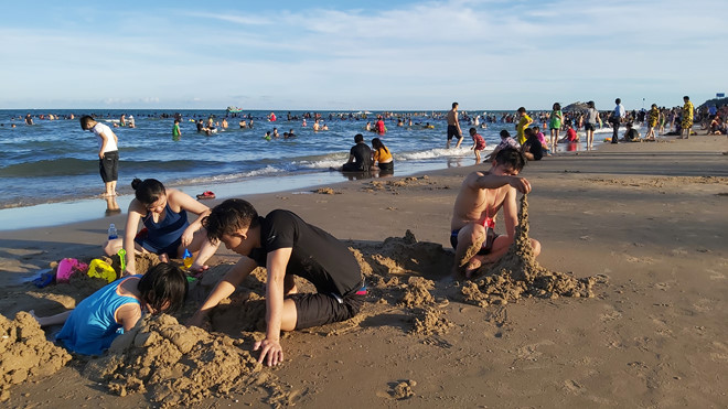 Bãi tắm công cộng ở Vũng Tàu đông nghịt người - Ảnh 11. Bãi tắm công cộng ở Vũng Tàu đông nghịt người - Ảnh 11.