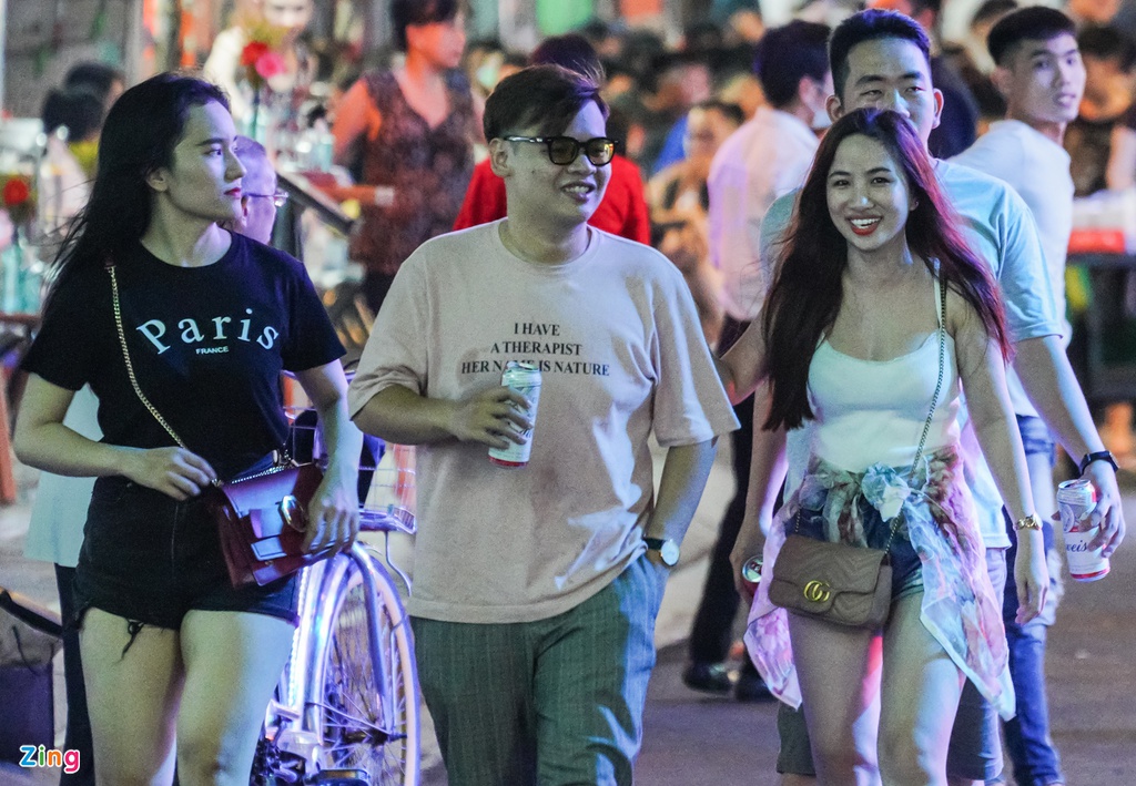 Phố Bùi Viện lại đông nghẹt cuối tuần - Ảnh 2. Phố Bùi Viện lại đông nghẹt cuối tuần - Ảnh 2.