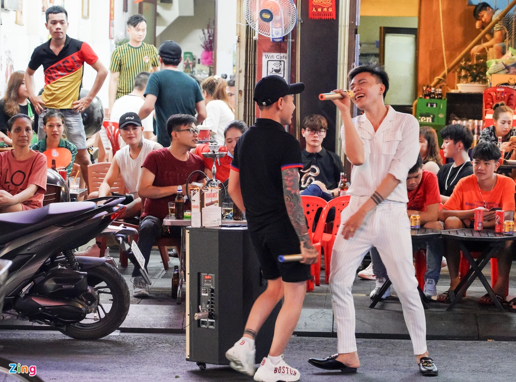 Phố Bùi Viện lại đông nghẹt cuối tuần - Ảnh 5. Phố Bùi Viện lại đông nghẹt cuối tuần - Ảnh 5.