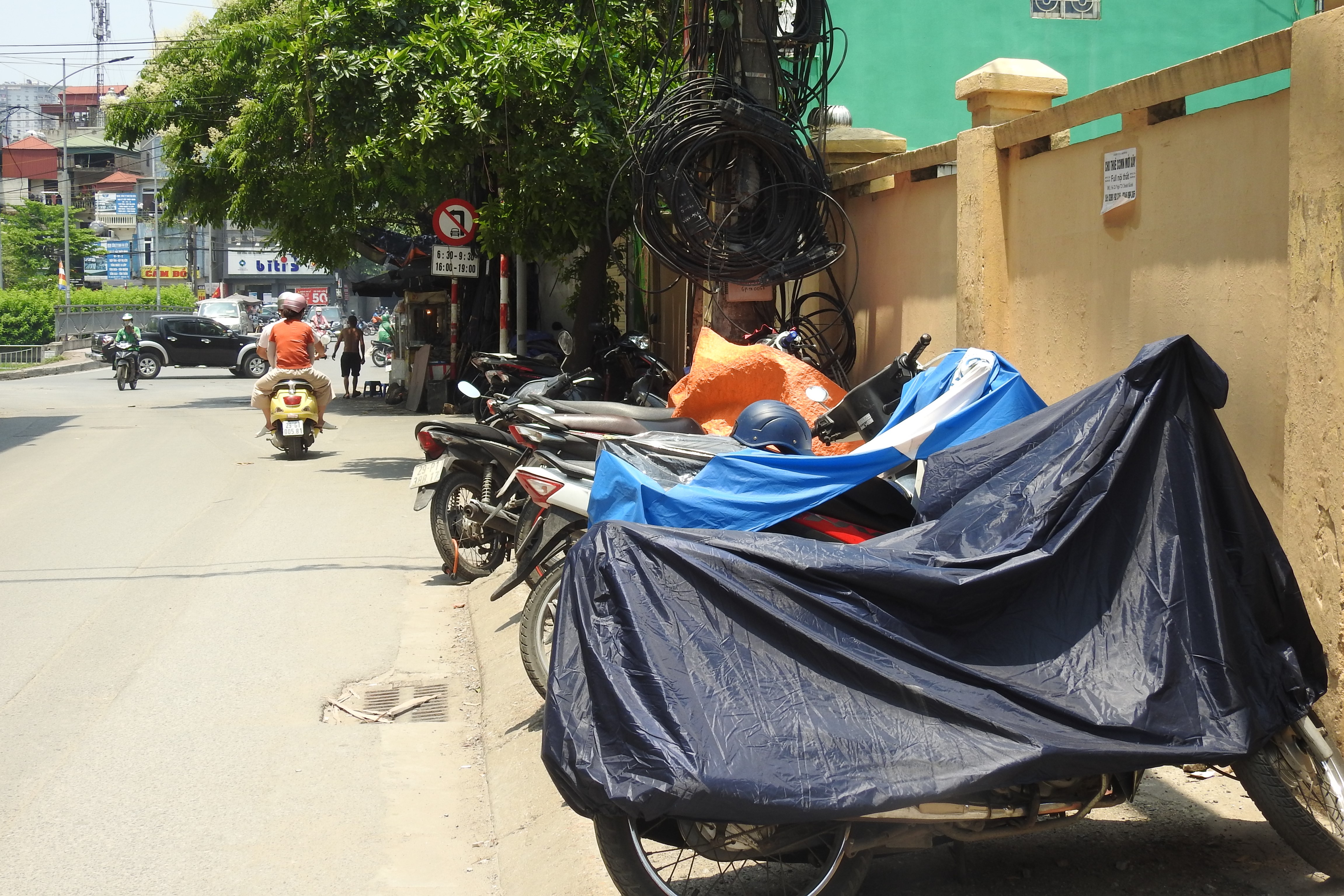 Một ngày trước khi đón không khí lạnh, Hà Nội vẫn nắng như đổ lửa - Ảnh 9. Một ngày trước khi đón không khí lạnh, Hà Nội vẫn nắng như đổ lửa - Ảnh 9.
