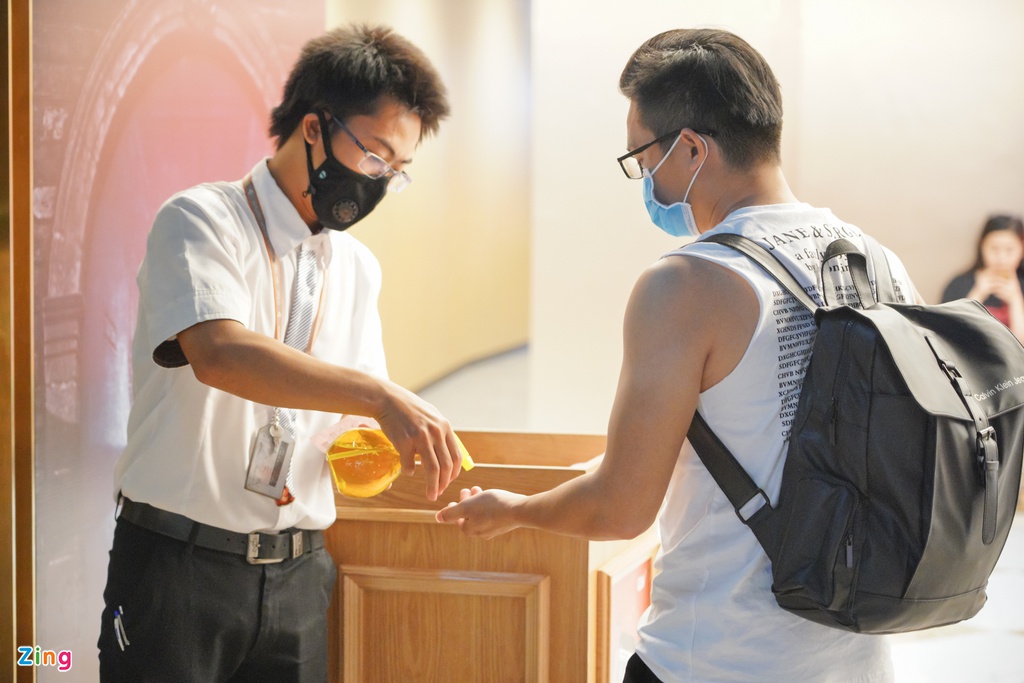Rạp chiếu phim thực hiện giãn cách, khử khuẩn ngày trở lại - Ảnh 10. Rạp chiếu phim thực hiện giãn cách, khử khuẩn ngày trở lại - Ảnh 10.