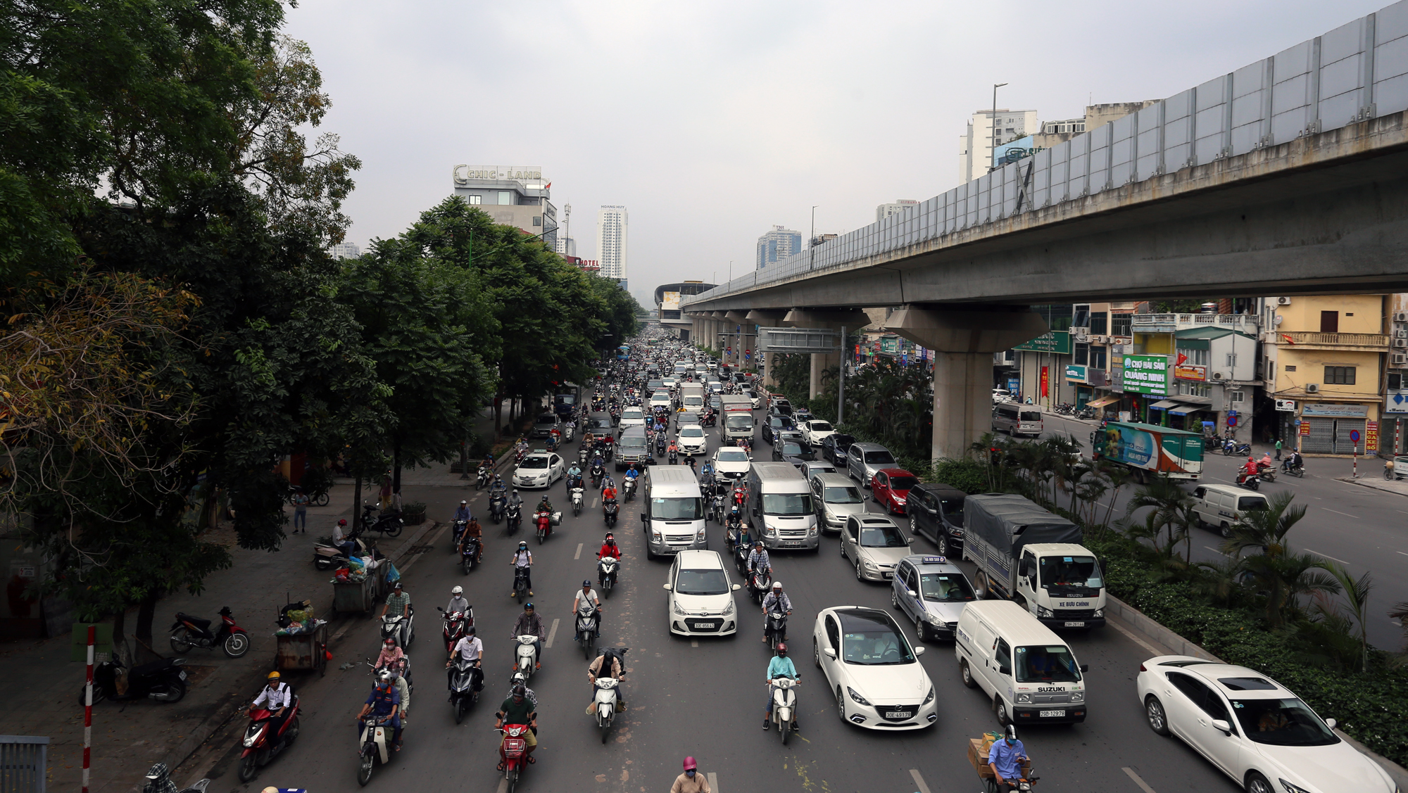 Các cấp đi học lại, đường Hà Nội lại tắc như xưa - Ảnh 1. Các cấp đi học lại, đường Hà Nội lại tắc như xưa - Ảnh 1.