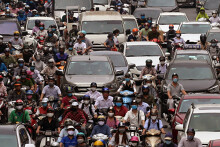 Các cấp đi học lại, đường Hà Nội lại tắc như xưa