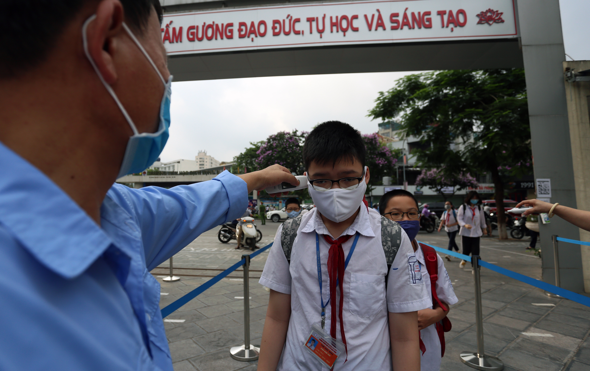 Học sinh tiểu học, THCS Hà Nội đi học lại: Em mang tấm chắn, em không khẩu trang - Ảnh 8. Học sinh tiểu học, THCS Hà Nội đi học lại: Em mang tấm chắn, em không khẩu trang - Ảnh 8.
