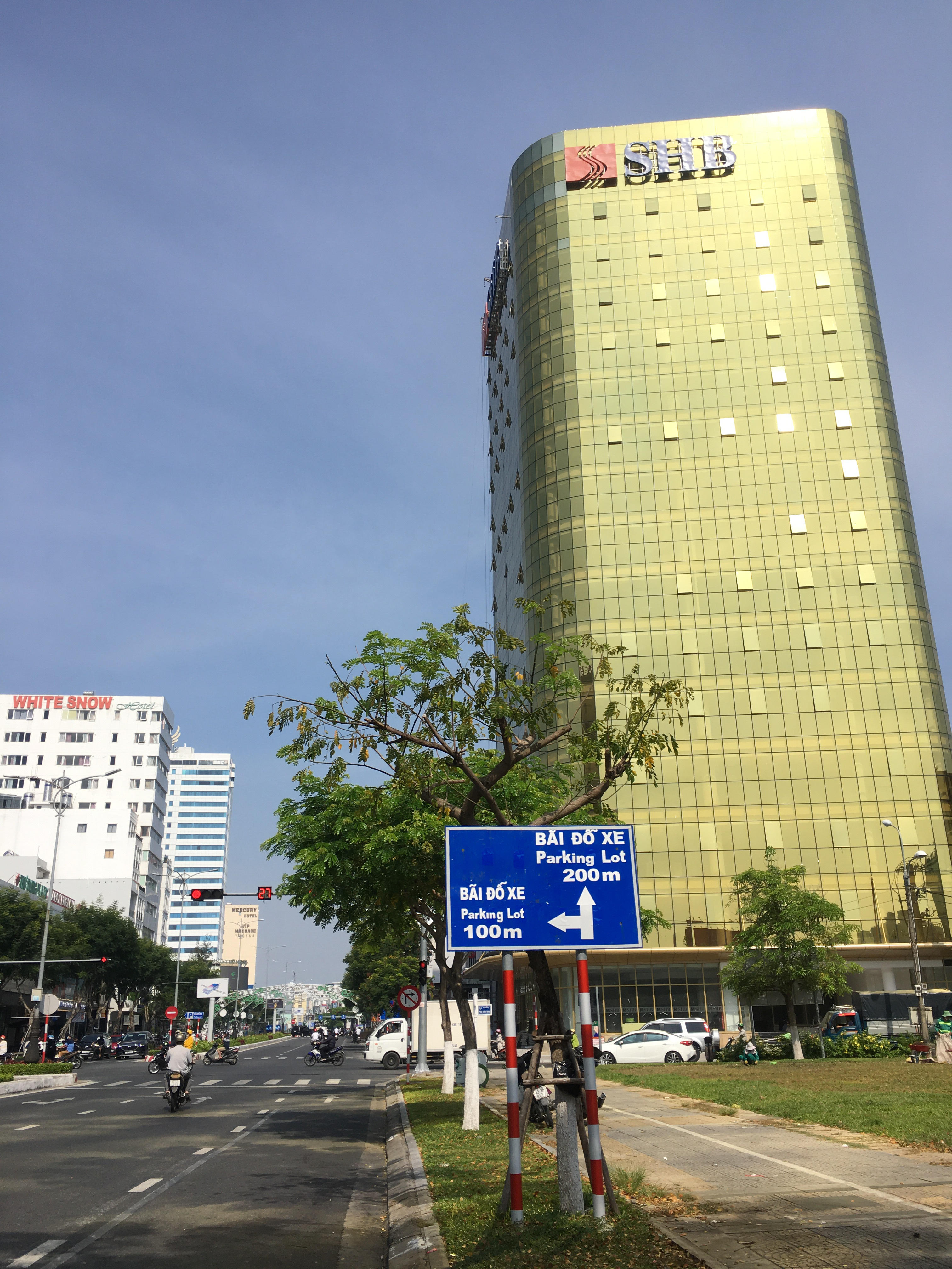 Chủ đầu tư tòa nhà SHB và Risemount Apartment lắp kính vàng chói nắng, chây ì trong việc khắc phục nhiều tháng - Ảnh 1. Chủ đầu tư tòa nhà SHB và Risemount Apartment lắp kính vàng chói nắng, chây ì trong việc khắc phục nhiều tháng - Ảnh 1.