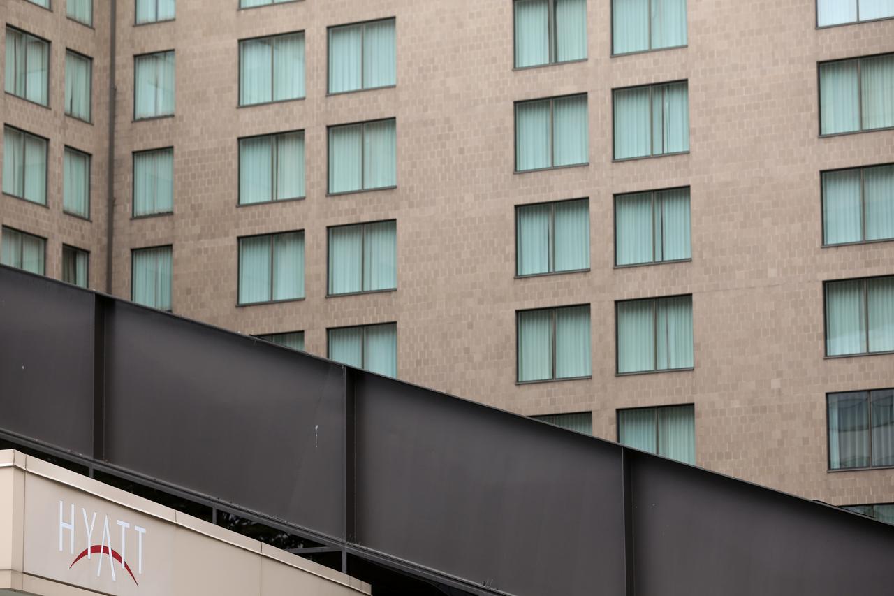 Chuỗi khách sạn Hyatt sẽ chấm dứt hợp đồng với 1.300 người lao động để cắt giảm chi phí - Ảnh 2.