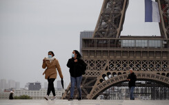 Paris trong ngày đầu 'thức giấc' sau 2 tháng đóng băng vì Covid-19